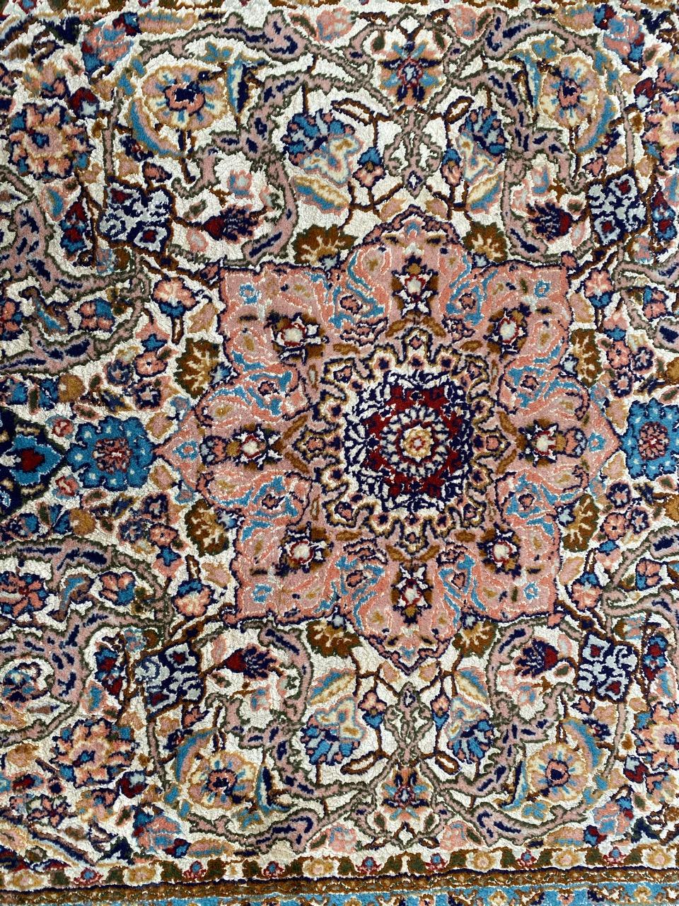 Schöner indischer Teppich aus dem späten 20. Jahrhundert mit schönem Blumenmuster und schönen Farben, vollständig und fein handgeknüpft mit Wolle und Seidensamt auf Baumwollgrund.

✨✨✨

