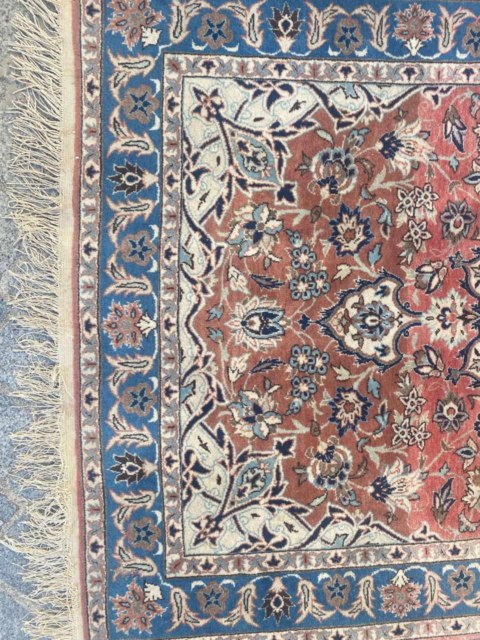 Joli tapis najaf abad du milieu du siècle avec un joli design floral et de belles couleurs claires, entièrement et finement noué à la main avec du velours de laine sur une base de coton.

✨✨✨
