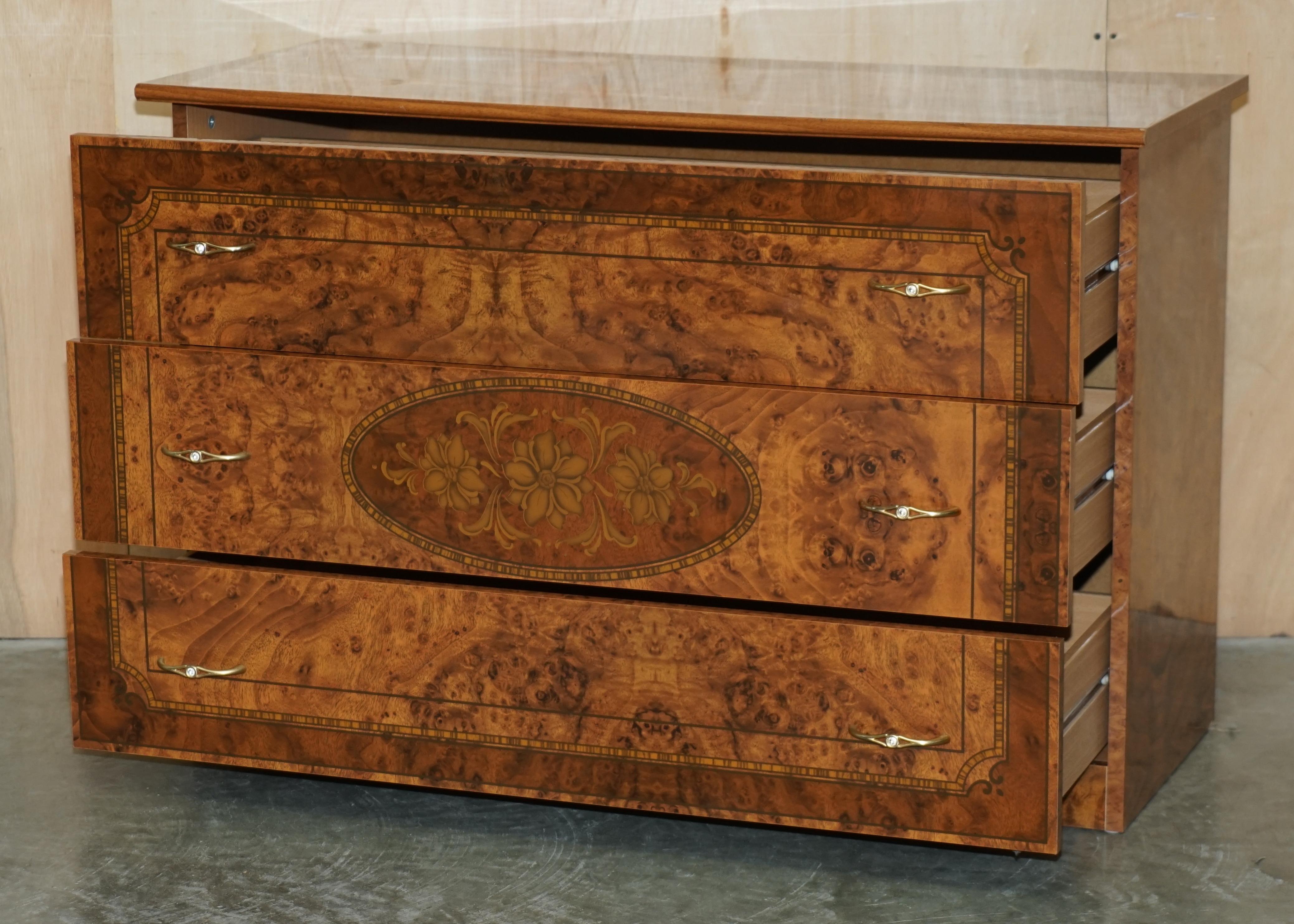 NICE ViNTAGE MADE IN ITALY BURR WALNUT VENEER CHEST OF DRAWERS PART OF A SUITE en vente 12