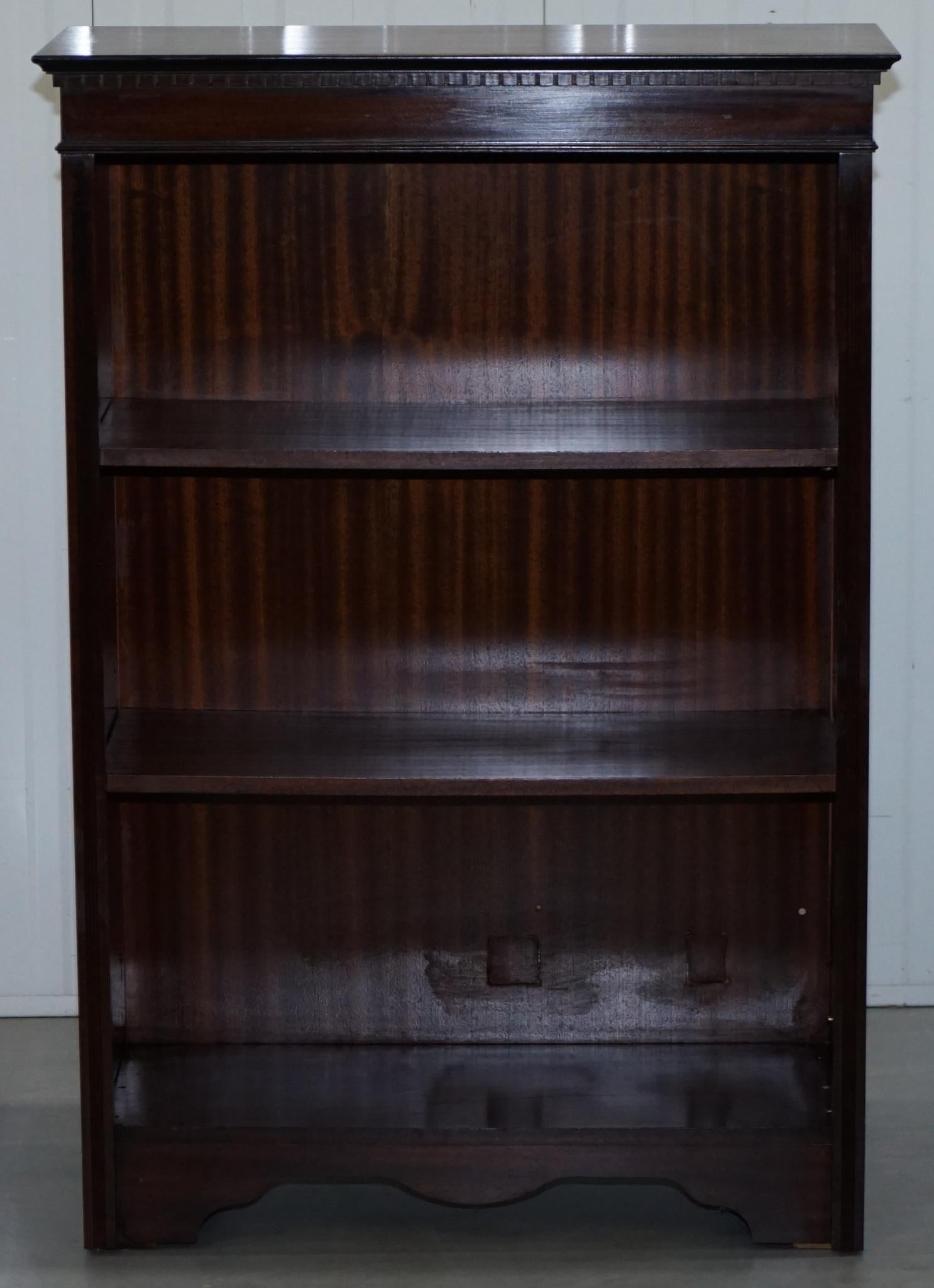 We are delighted to offer for sale this nice vintage Mahogany dwarf open bookcase with height adjustable shelves

A good practical library open bookcase, ideal for small to medium spaces and with a nice top section for displaying trinkets

The