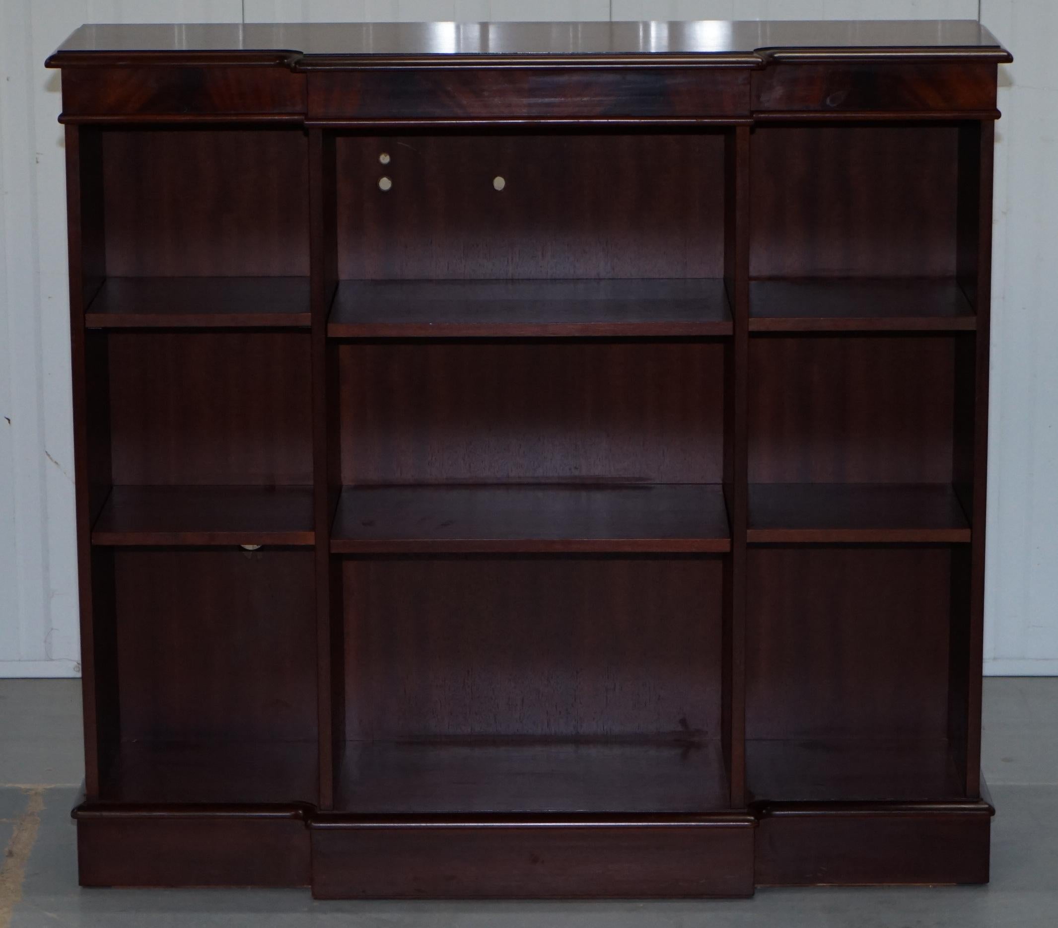 We are delighted to offer for sale this nice vintage breakfront Library Mahogany dwarf open bookcase with height adjustable shelves

A good practical library open bookcase, ideal for small to medium spaces and with a nice top section for
