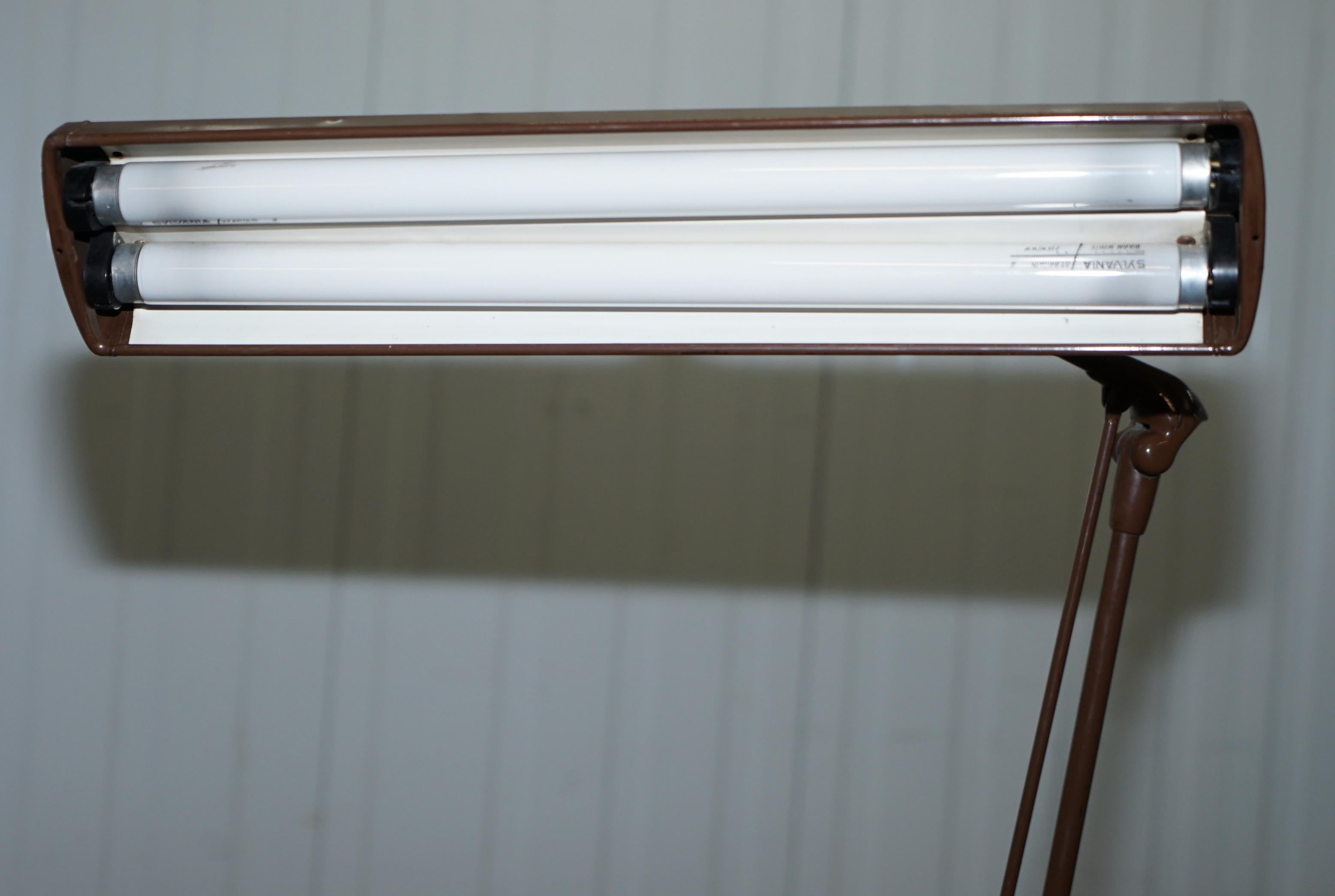 Nice Vintage Mid Century Modern Dazor Articulated Table Lamp Model Number P2324 In Fair Condition In West Sussex, Pulborough