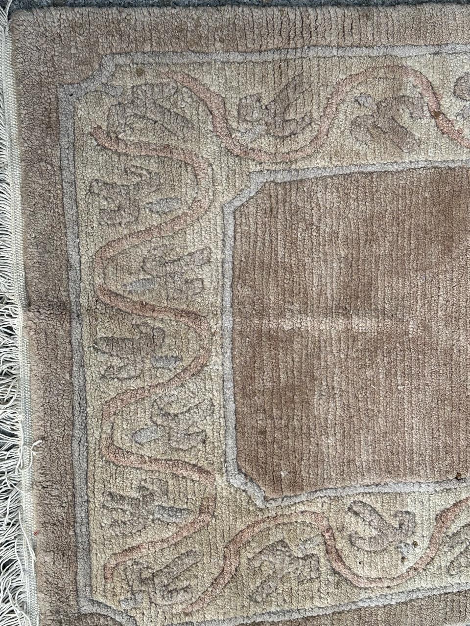 Grazioso tappeto nepalese vintage di piccole dimensioni con un semplice disegno geometrico e colori chiari, interamente annodato a mano con lana su base di cotone. 

✨✨✨
