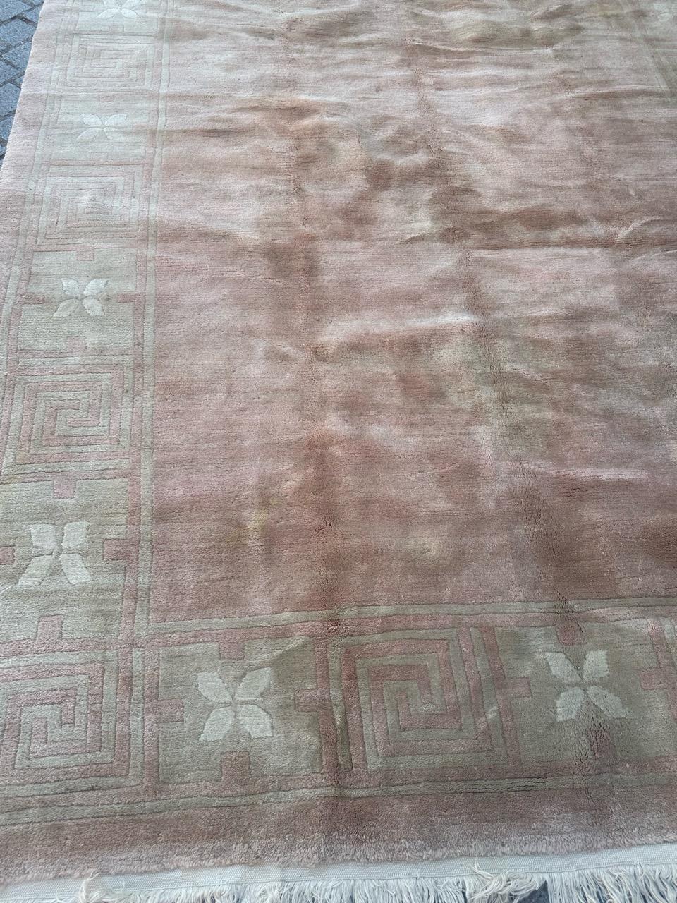 Grazioso tappeto nepalese vintage con un semplice disegno geometrico nei bordi e un colore rosa chiaro sul campo, interamente annodato a mano con lana su base di cotone. 
Sbiadito e con piccoli segni di usura 

✨✨✨
