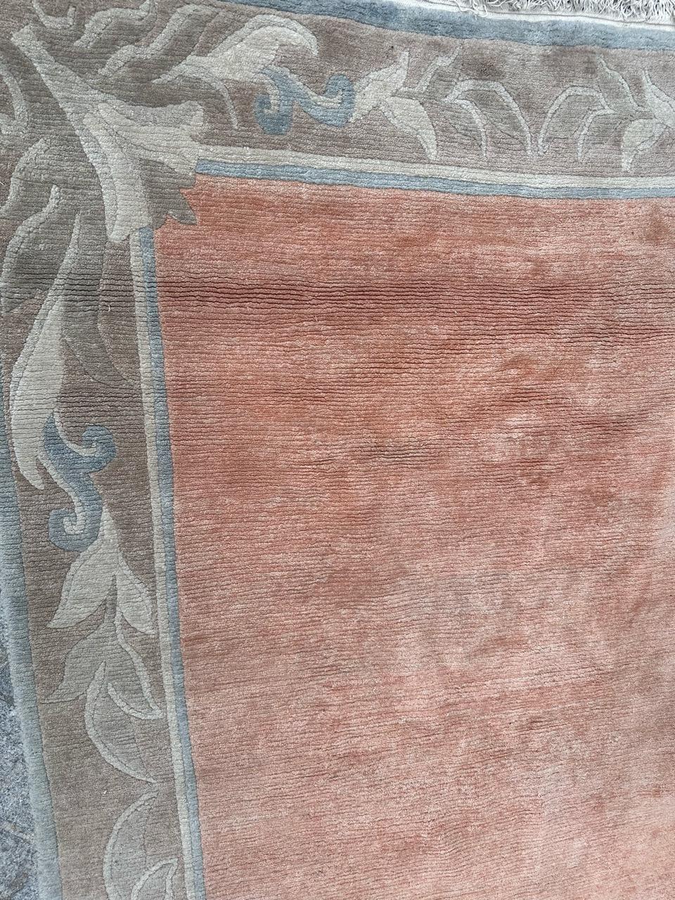 Grazioso tappeto nepalese vintage con un semplice disegno geometrico nei bordi e colore corallo sul campo, interamente annodato a mano con lana su base di cotone. 

✨✨✨
