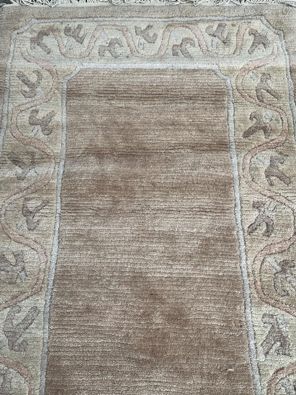 Moderno Bellissimo tappeto nepalese dal design moderno e vintage in vendita