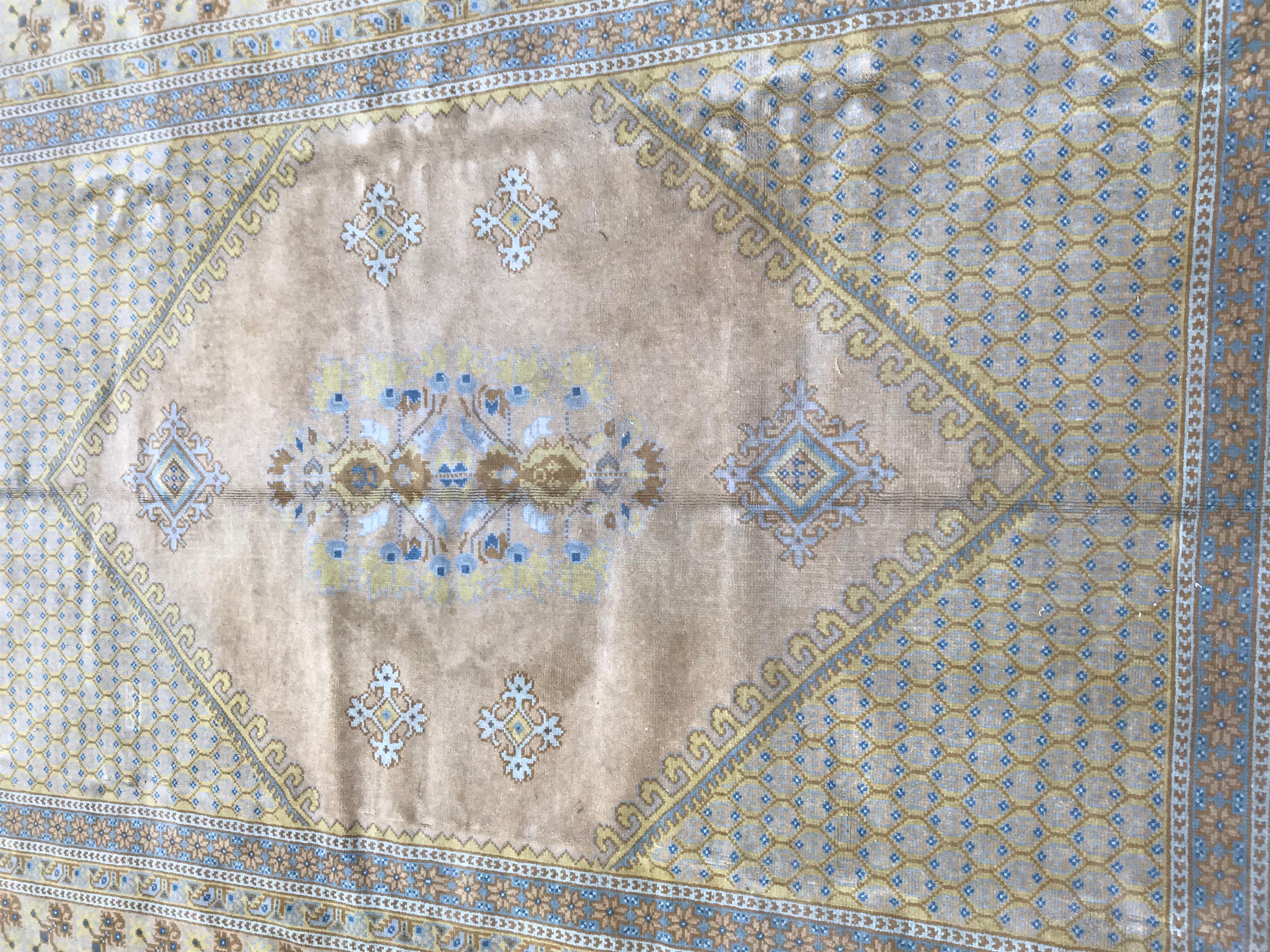Beautiful vintage 20th century Moroccan rug with geometrical Moroccan design and beautiful green field colors.
Entirely hand knotted with wool velvet on cotton foundation.

   