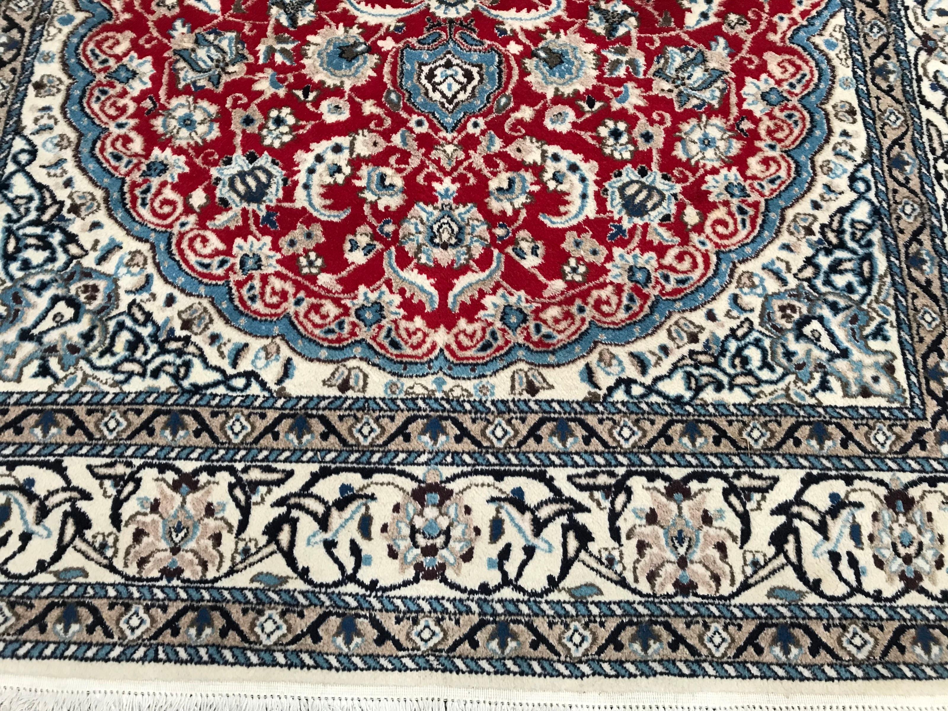 Schöner Teppich aus dem 20. Jahrhundert mit einem hübschen Blumenmuster und einem zentralen Medaillon, fein handgeknüpft mit Wollsamt auf Baumwollgrund. Maße: 5ft 5in x 7ft 9in.