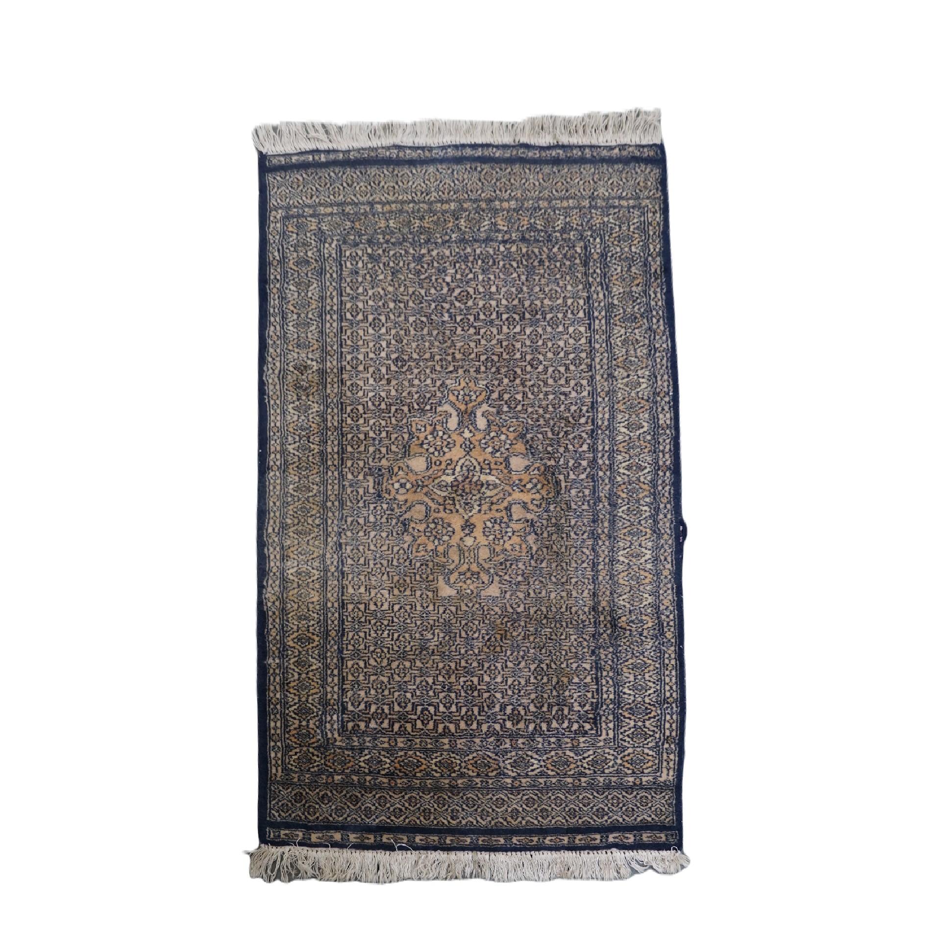 Se ofrece esta bonita alfombra oriental vintage en tonos principalmente azules de 130x78cm.

Deja que tu hogar brille con esta preciosa alfombra. Tiene hermosos colores y bonitos detalles. Este tipo de alfombras no sólo son un elemento popular para