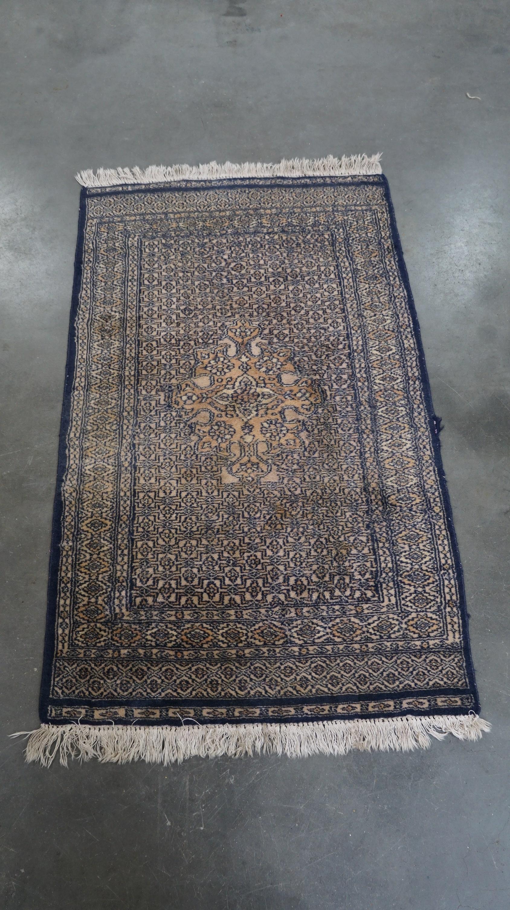 Bonita alfombra oriental vintage en tonos principalmente azules 130x78cm Tejido a mano en venta