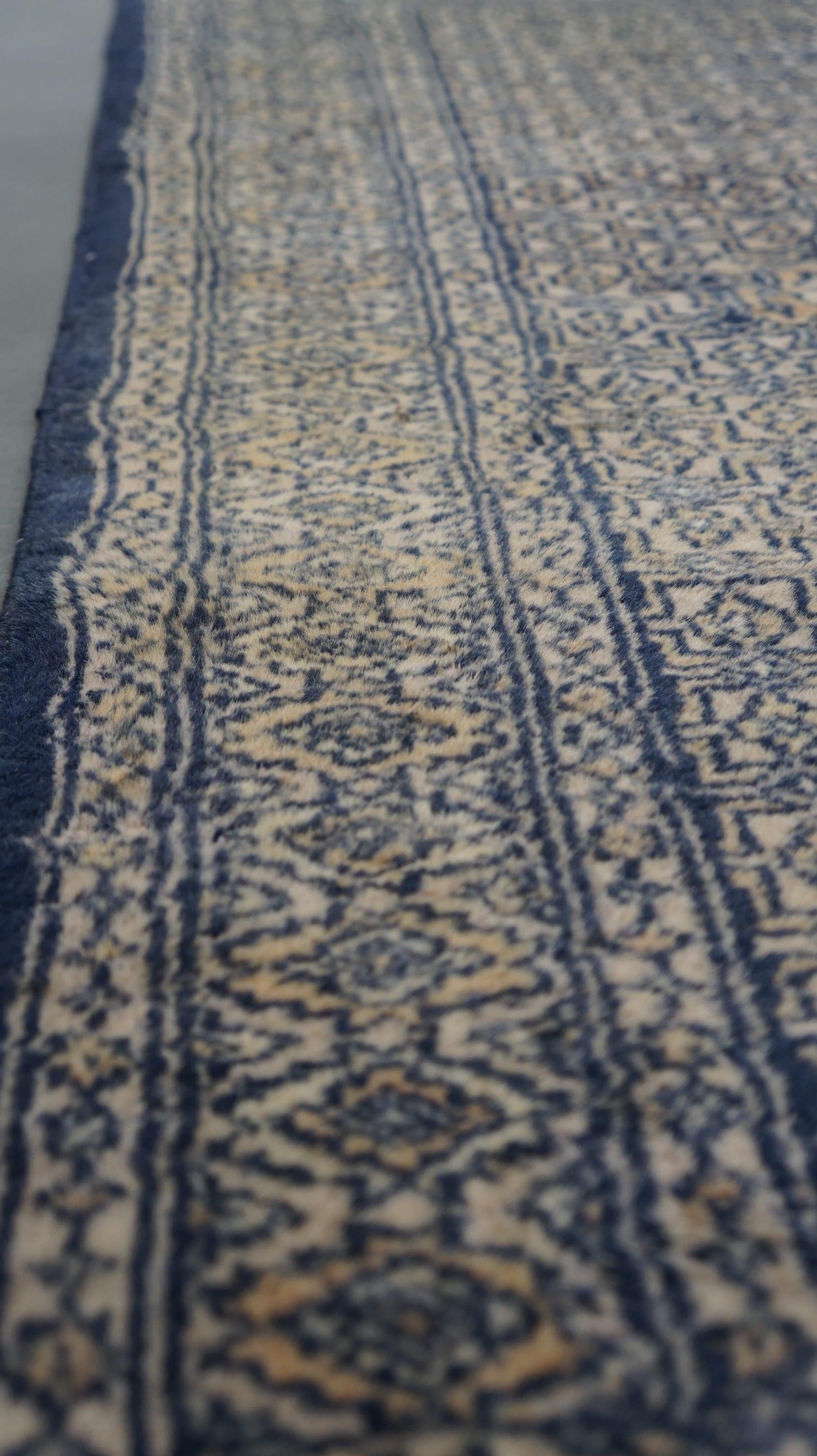 Bonita alfombra oriental vintage en tonos principalmente azules 130x78cm siglo XX en venta