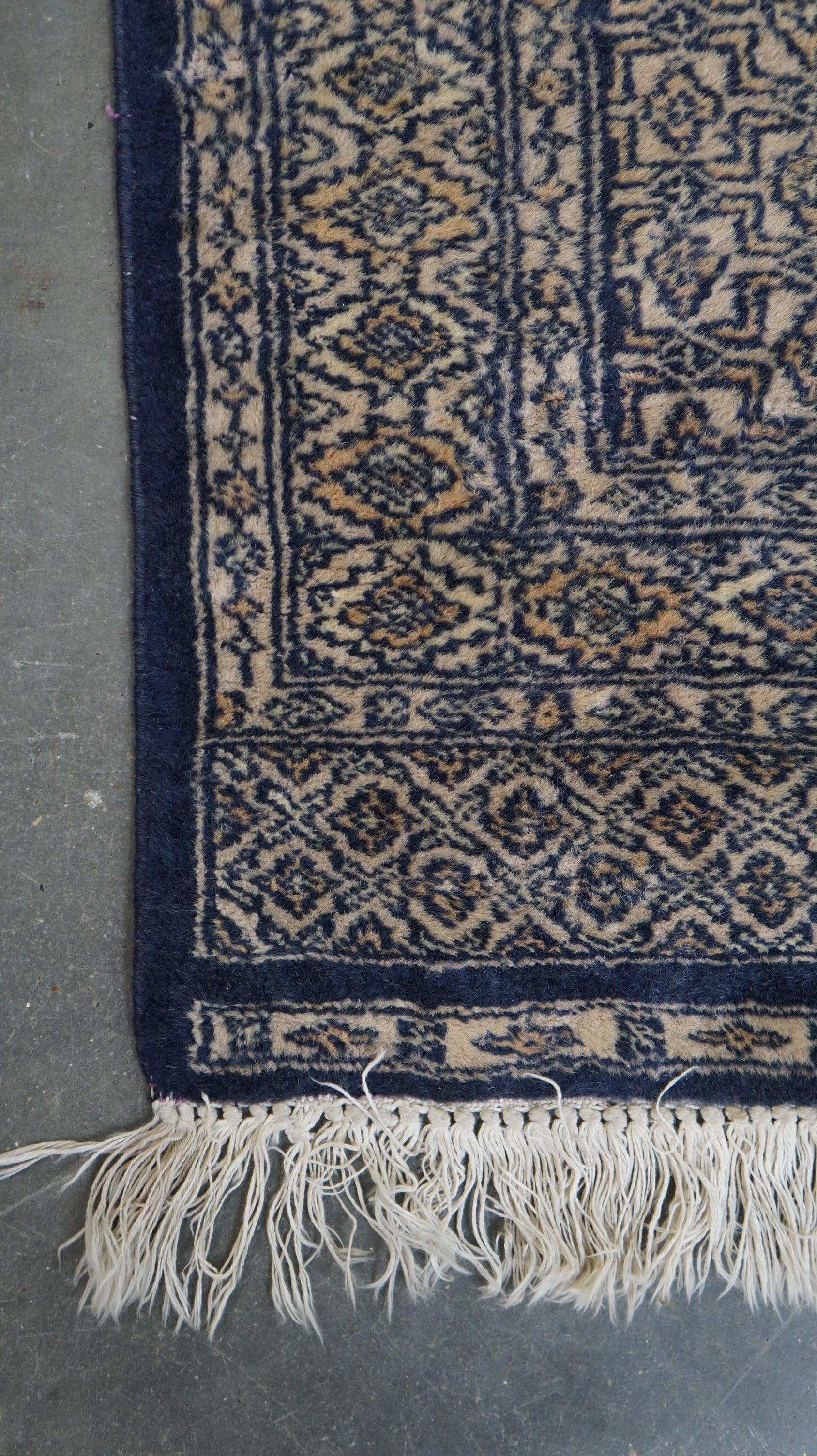 Bonita alfombra oriental vintage en tonos principalmente azules 130x78cm Algodón en venta