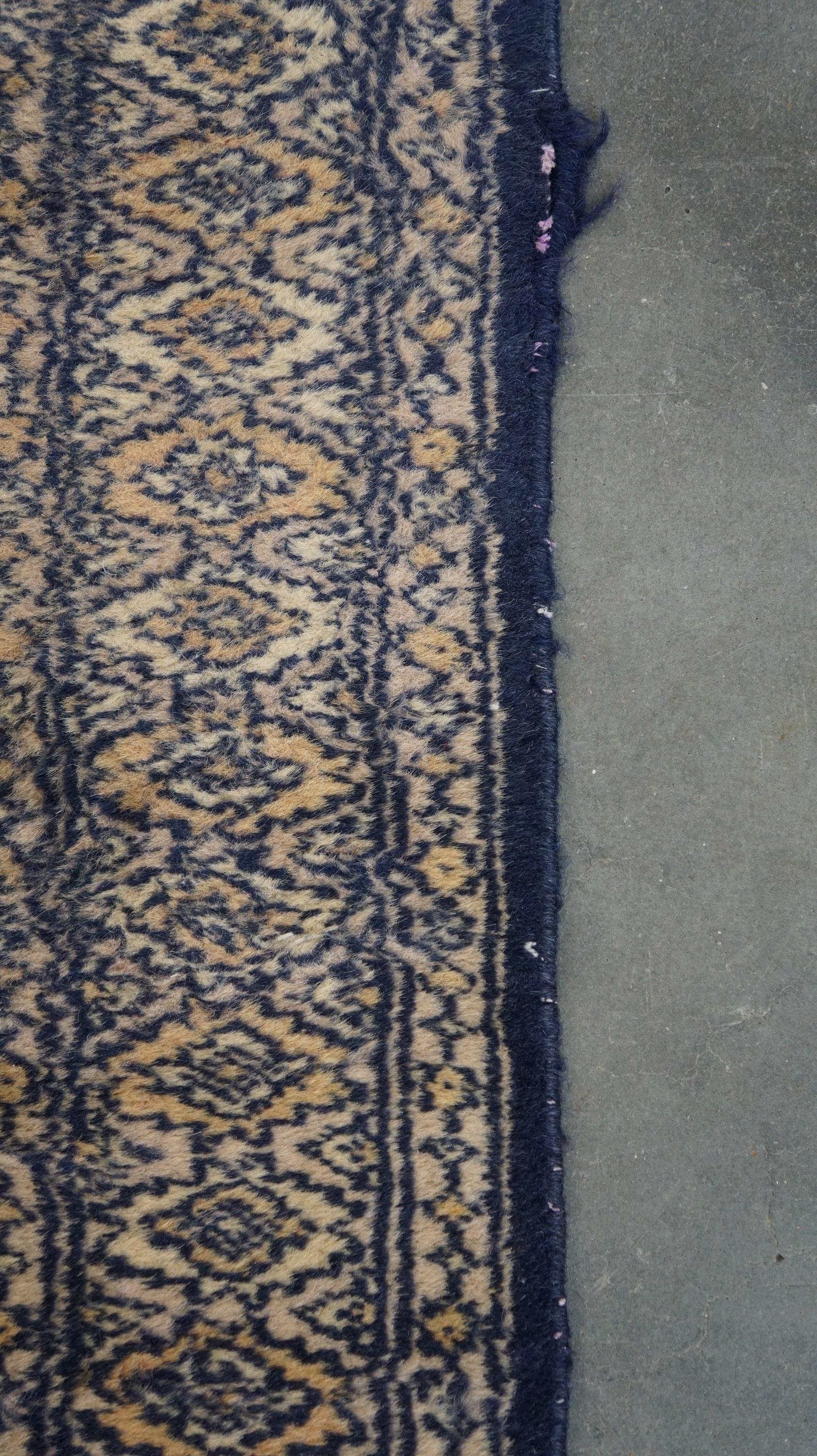 Bonita alfombra oriental vintage en tonos principalmente azules 130x78cm en venta 1