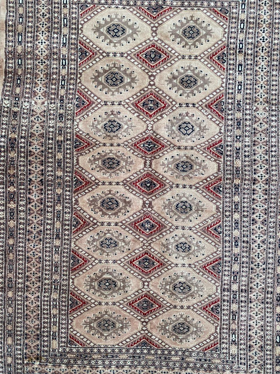Schöner Teppich aus der Mitte des Jahrhunderts mit schönem geometrischem Muster und schönen Farben, komplett handgeknüpft mit Wollsamt auf Baumwollbasis.

✨✨✨
