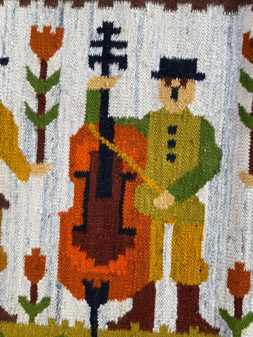 Sehr schöne Mitte des Jahrhunderts polnischen Wandteppich Kilim, mit schönen einheimischen Design und schöne Farben, komplett von Hand gewebt mit Wolle auf Baumwolle Grundlage.

✨✨✨
