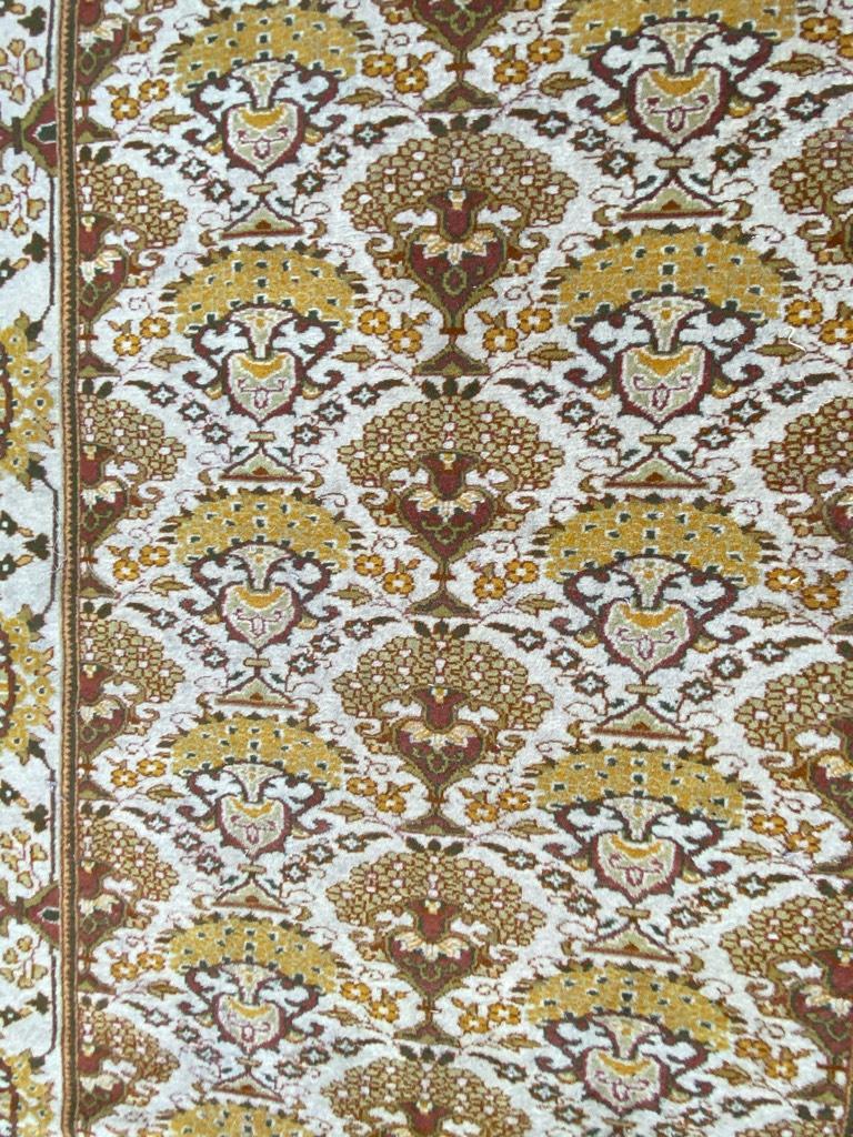 Muy bella y decorativa alfombra india del Punjab, de un raro color verde, anudada a mano entera y finamente con terciopelo de lana sobre base de algodón.

✨✨✨
