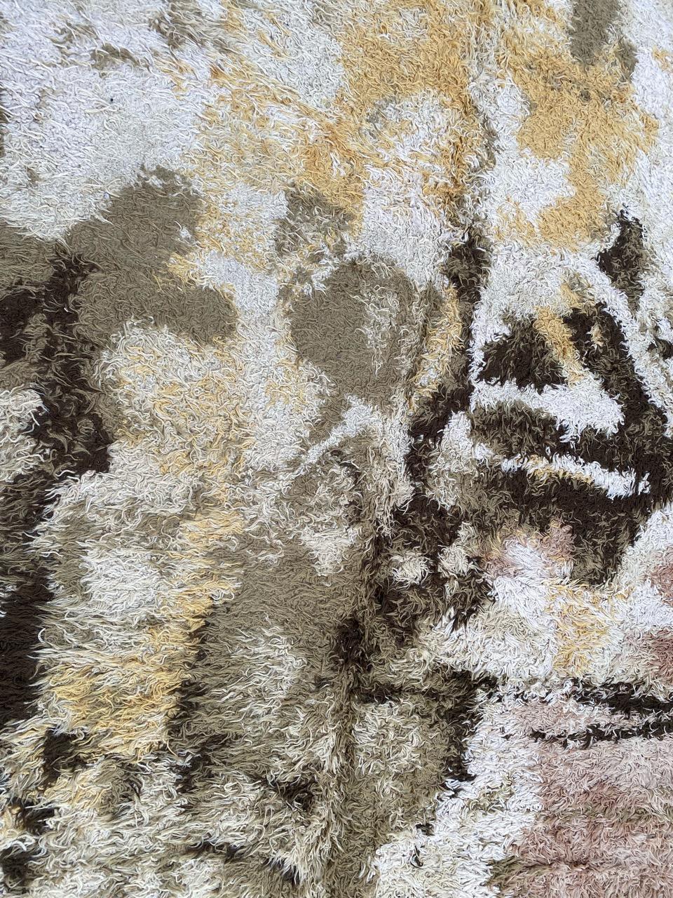 Hübscher skandinavischer Teppich aus den 70er Jahren mit schönem abstraktem Muster und schönen Farben, mechanische Fertigung mit Wollsamt auf Baumwollunterlage.

✨✨✨
