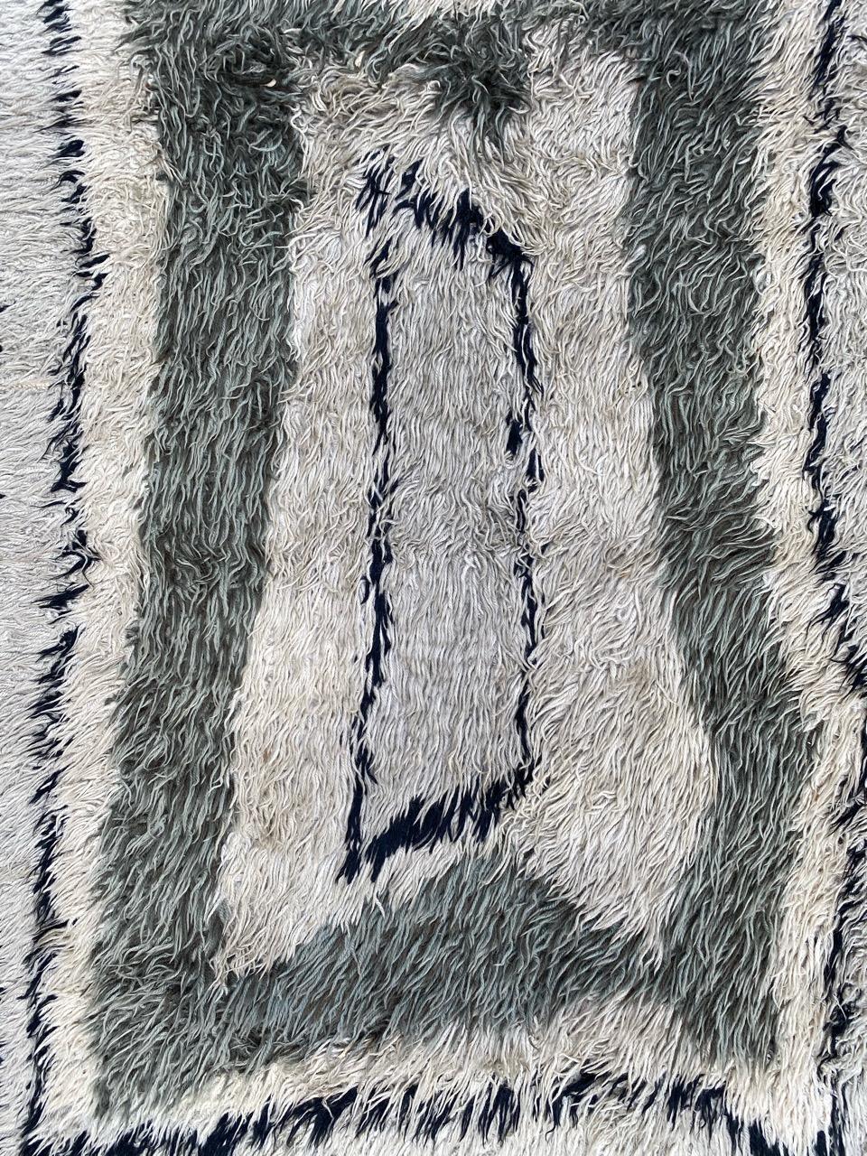 Joli tapis scandinave au design moderne avec de belles couleurs claires, entièrement noué à la main avec du velours de laine sur une base de coton.