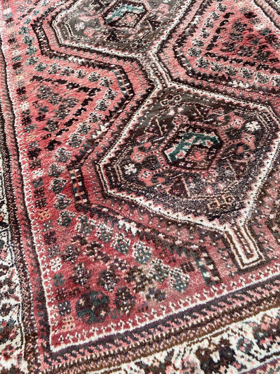 Bobyrug’s Nice Vintage Shiraz Rug In Good Condition For Sale In Saint Ouen, FR