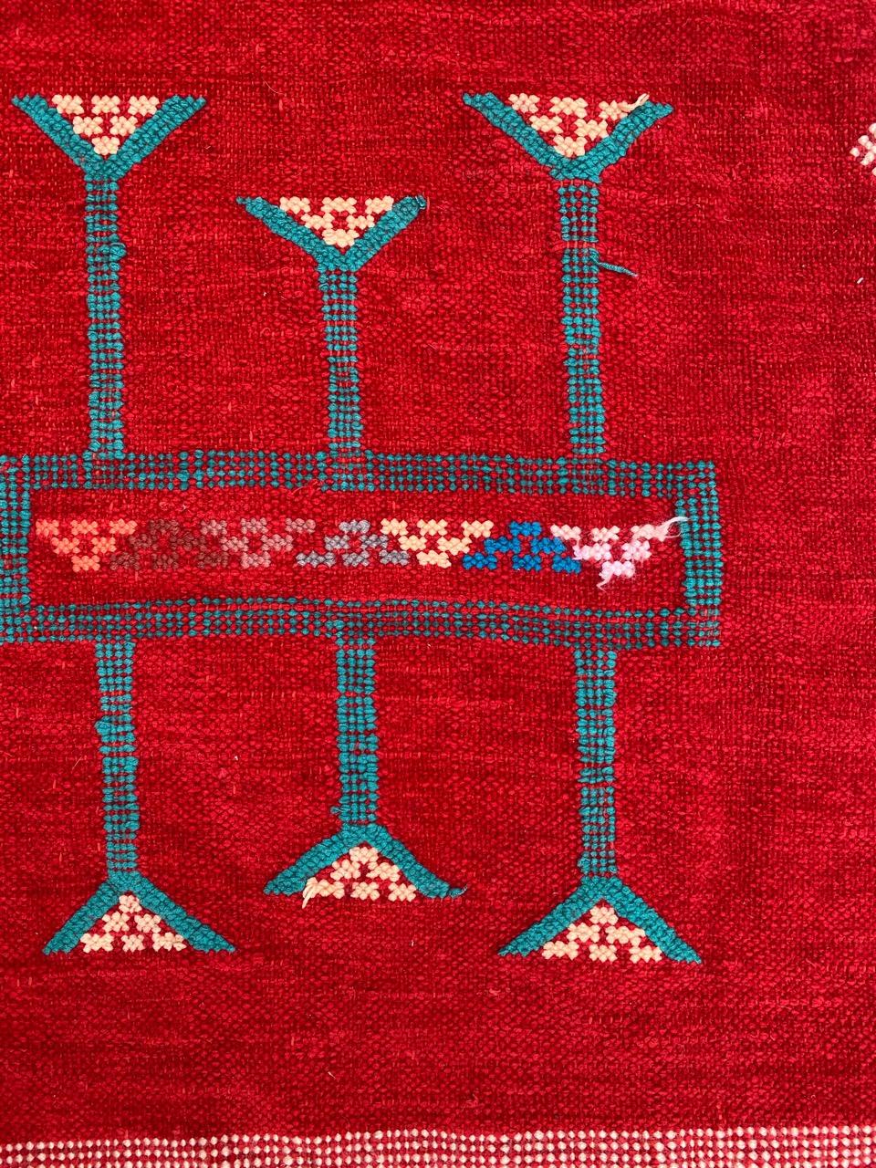Magnifique Kilim Berbère marocain du milieu du siècle avec un joli design tribal géométrique et une belle couleur rouge, entièrement tissé à la main avec de la soie et du coton.

✨✨✨
