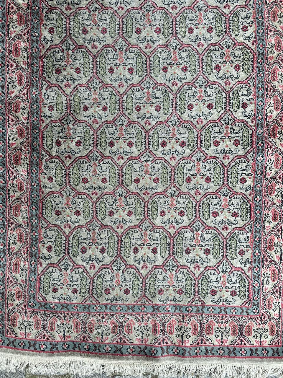 Grazioso runner cinese vintage in stile persiano con un bellissimo disegno nello stile dei tappeti Tabriz e bei colori con campo bianco, rosa, verde, azzurro e nero, interamente e finemente annodato a mano con seta su base di cotone.

✨✨✨
