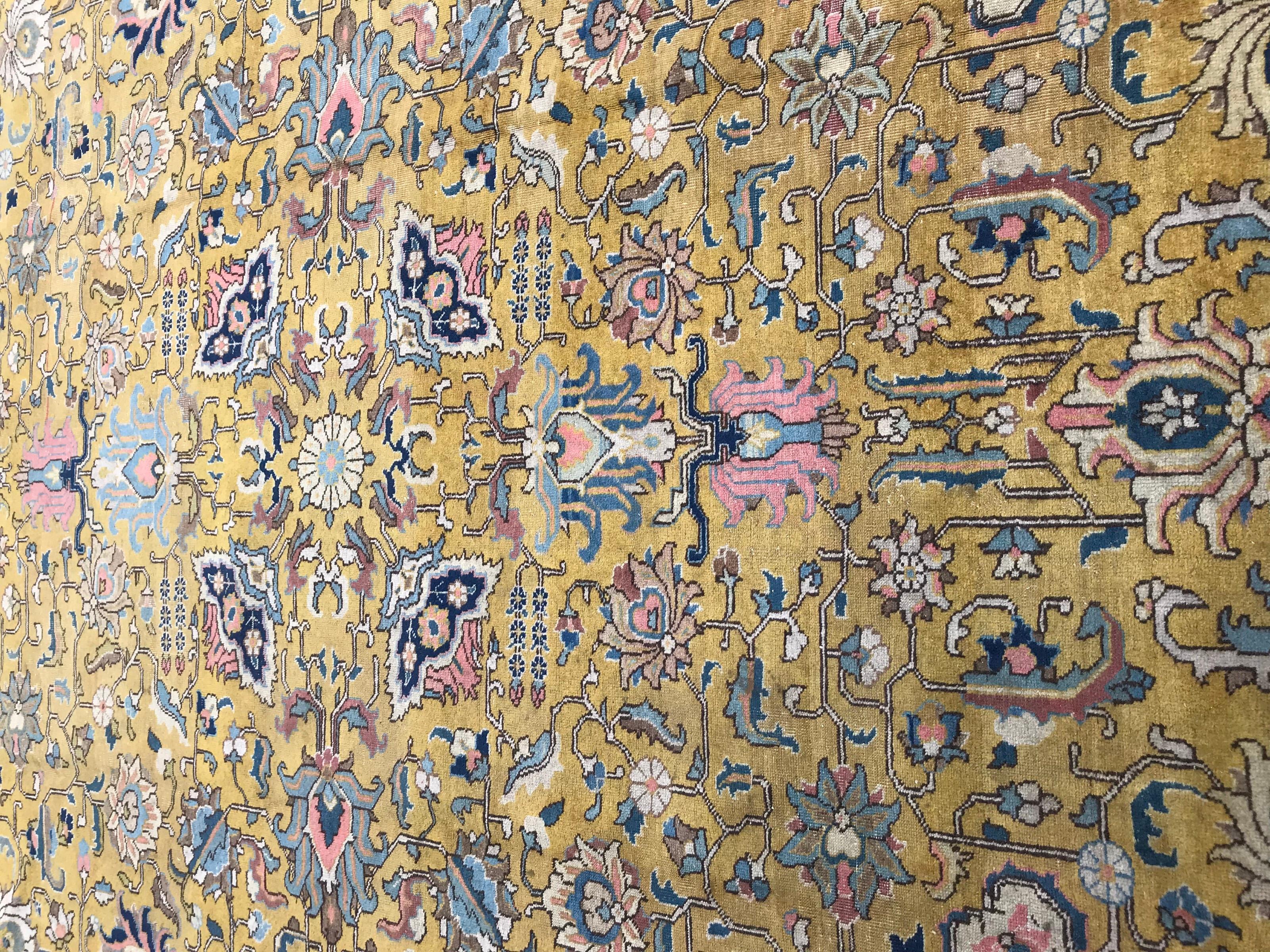 Schöne Mitte des 20. Jahrhunderts großen Teppich mit einem schönen dekorativen Design und ein Teil gelbes Feld und ein kleiner zweiter Teil mit einem roten Farbfeld, sehr dekorativ, ganz handgeknüpft mit Wolle Samt auf Baumwollbasis.

✨✨✨
