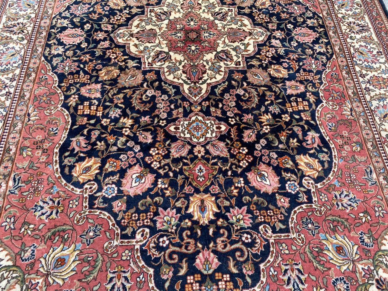 Schöner Hereke-Teppich aus dem späten 20. Jahrhundert mit schönem Blumen- und zentralem Medaillon-Muster und schönen Farben, komplett handgeknüpft mit Wollsamt auf Baumwollgrund.