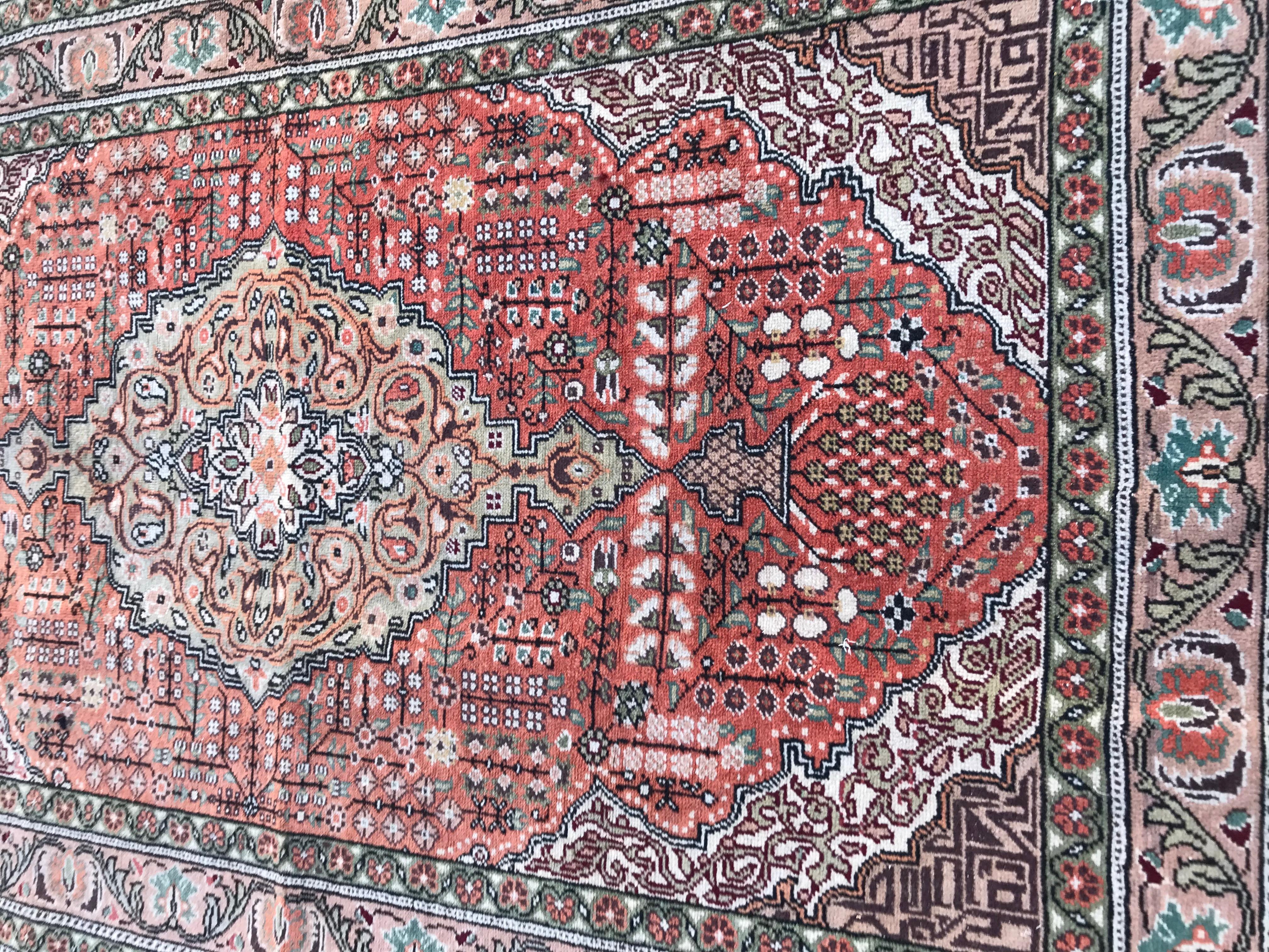 Beautiful mid-20th century Turkish rug with a geometrical design and orange and green colors, entirely hand knotted with wool velvet on cotton foundations.

✨✨✨
