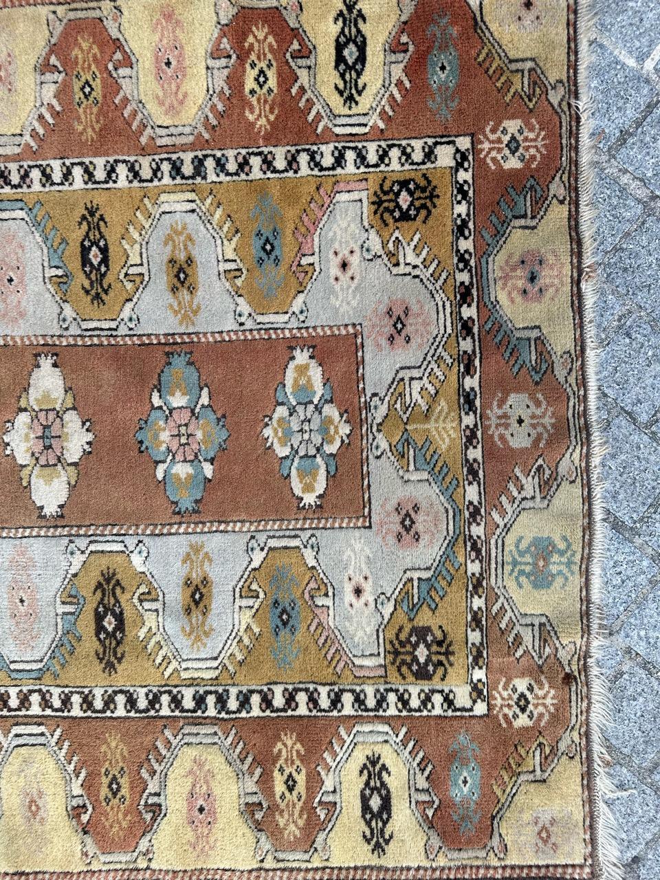 Annodato a mano Il bel tappeto turco vintage di Bobyrug in vendita