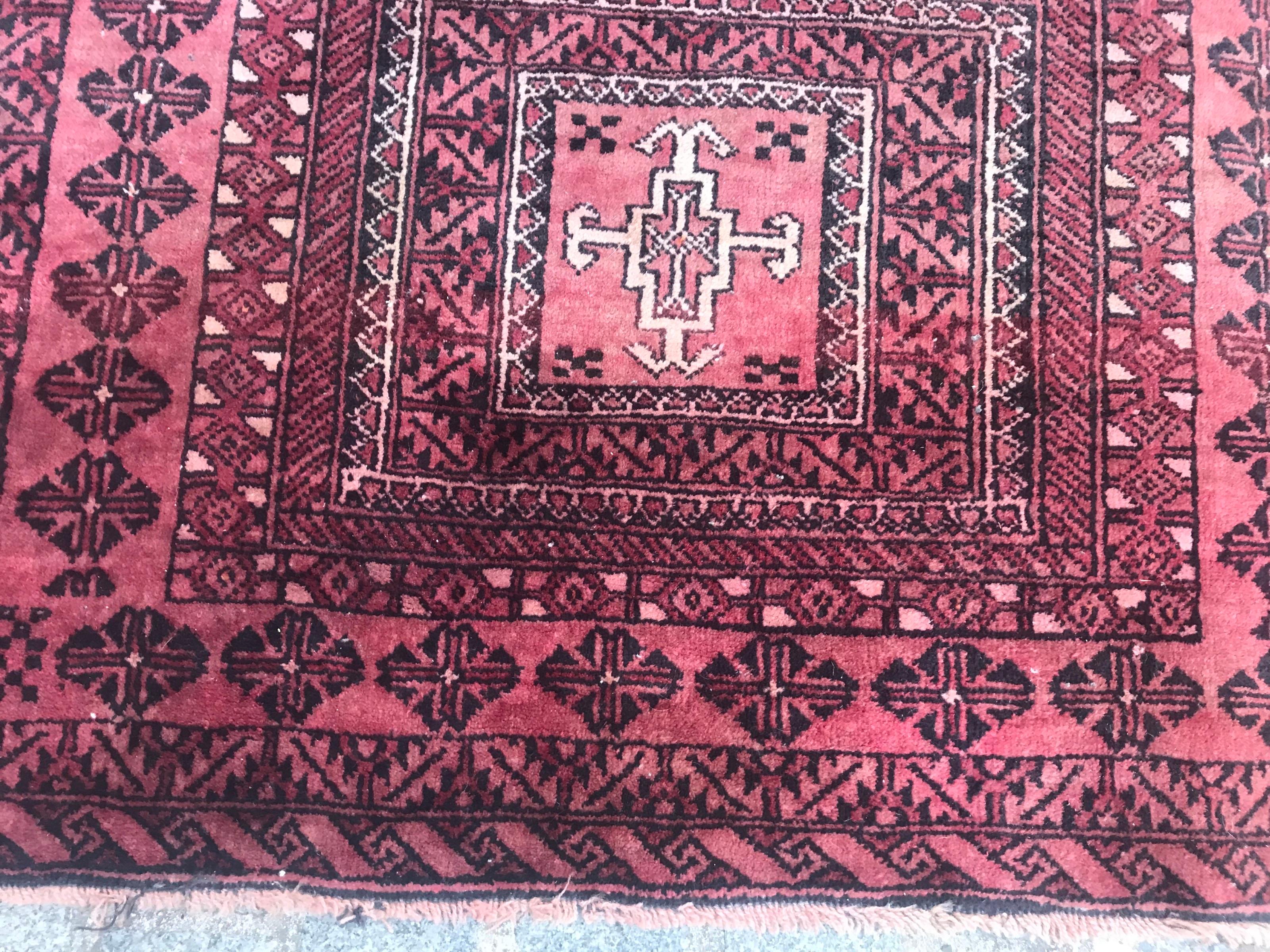 Bellissimo tappeto afghano Baluch della fine del XX secolo con disegno geometrico tribale e campo di colore marrone e rosa, interamente annodato a mano con velluto di lana su base di cotone.