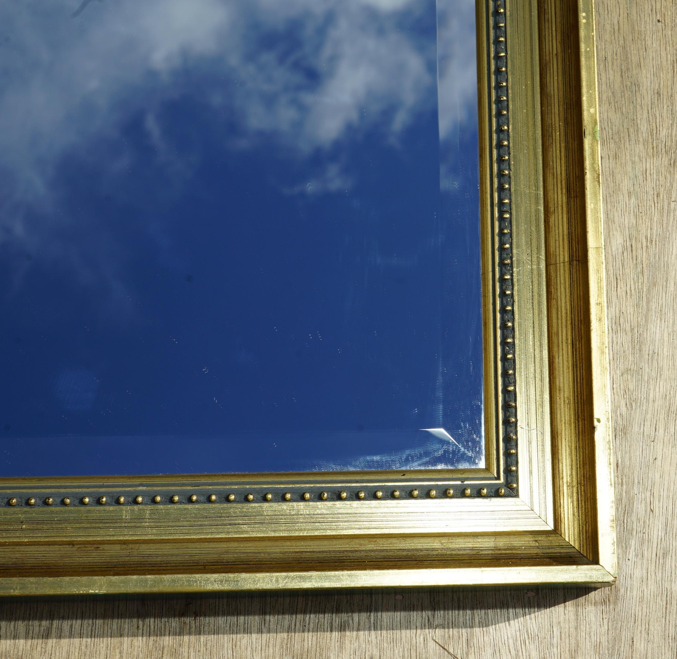 Beau miroir mural avec cadre en bois de pin doré et plaque de verre biseauté en vente 5