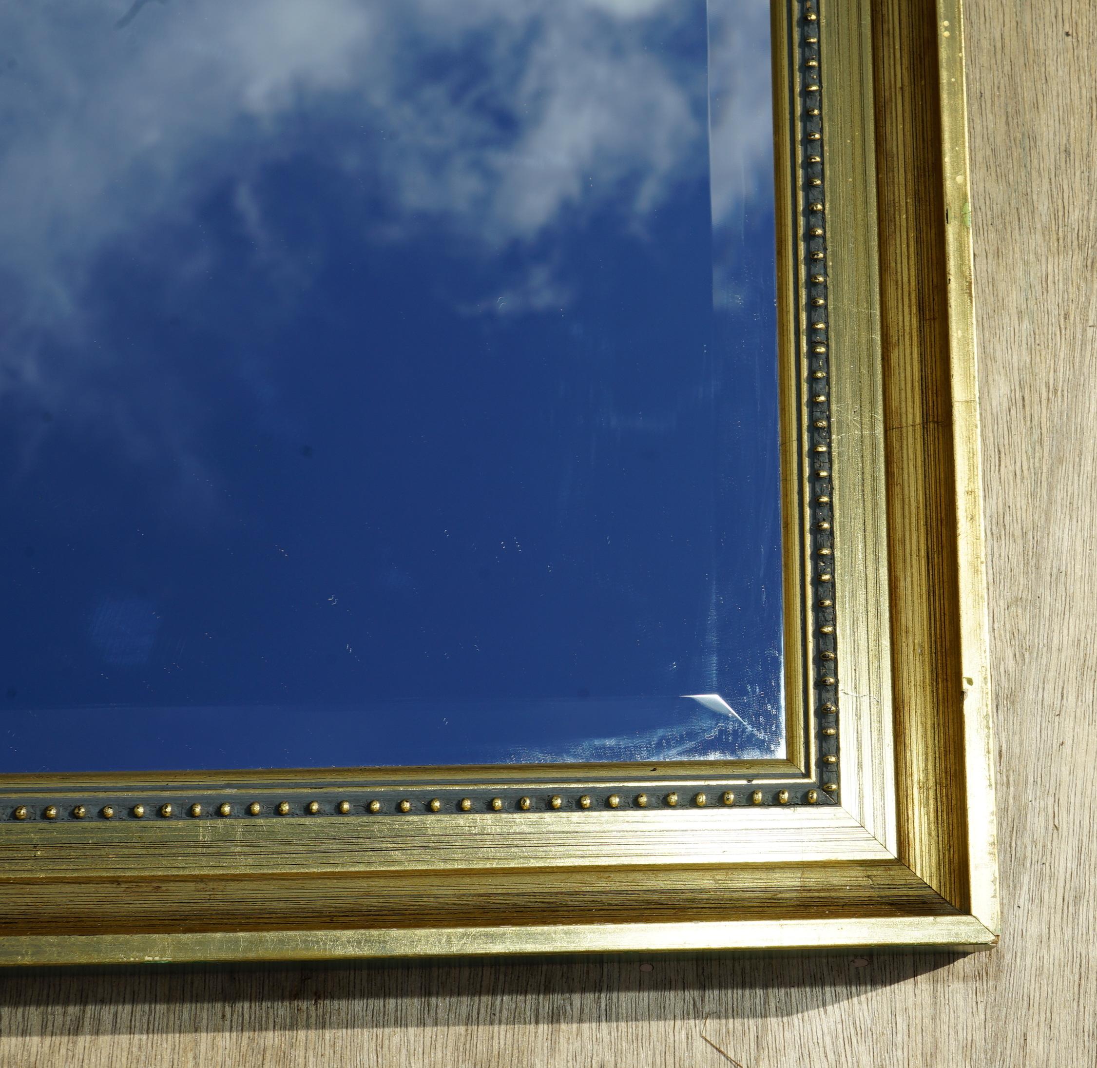 Beau miroir mural avec cadre en bois de pin doré et plaque de verre biseauté en vente 6