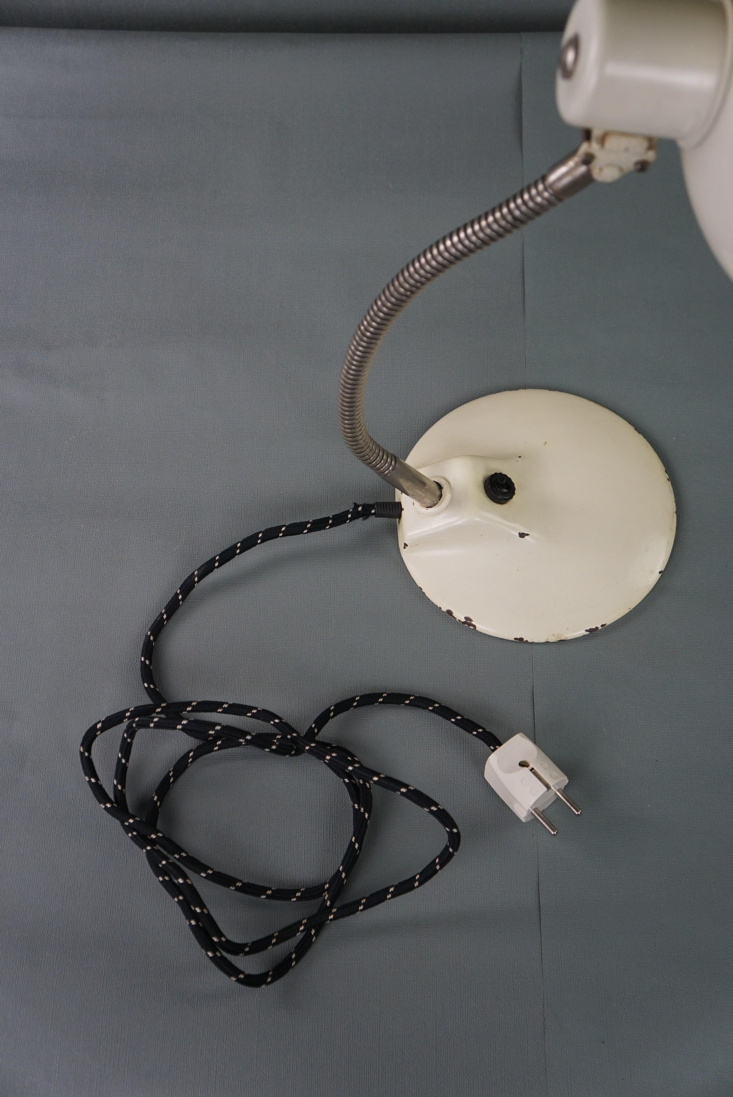 Belle lampe de bureau vintage en métal blanc de style Bauhaus des années 1960 en vente 5