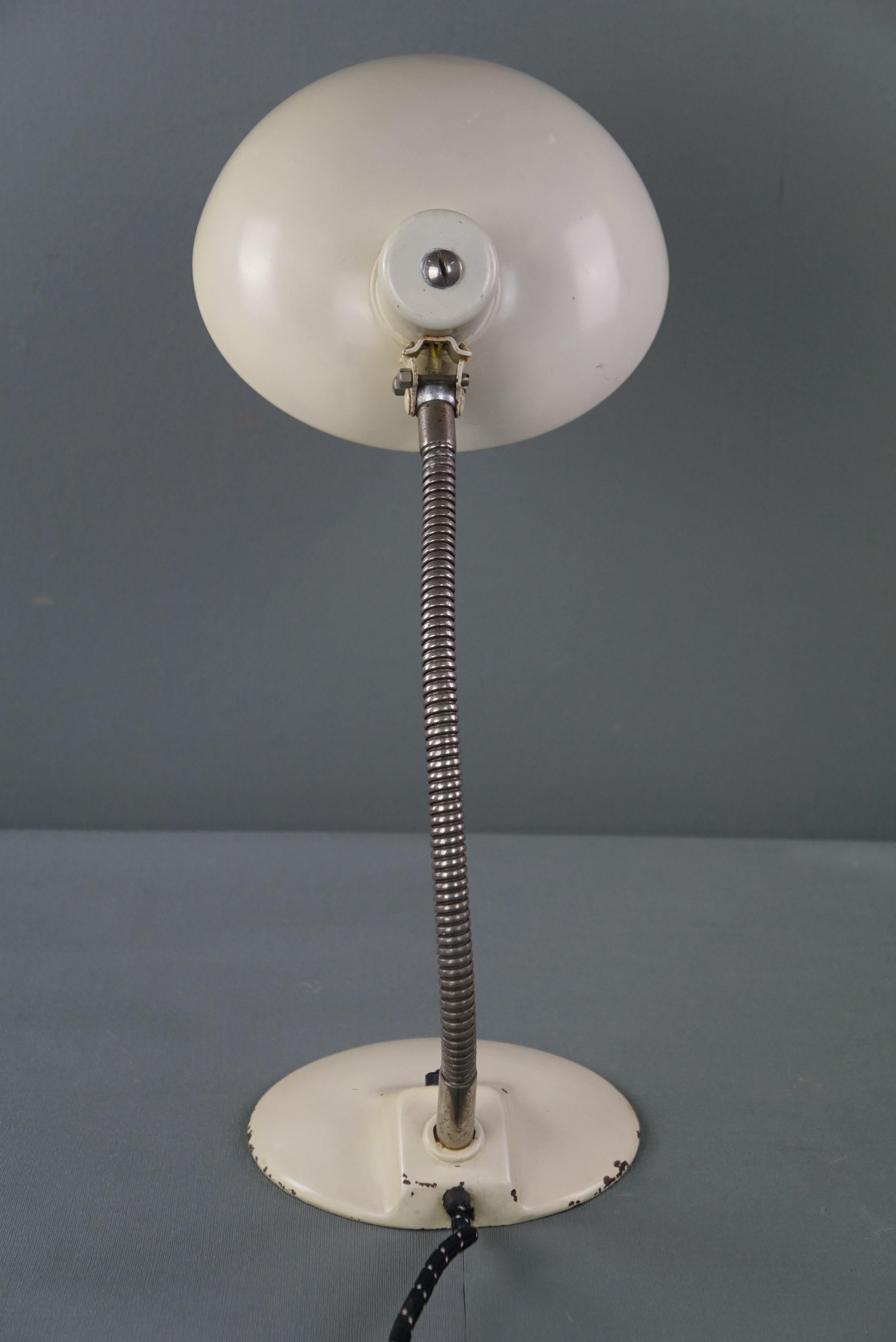 Milieu du XXe siècle Belle lampe de bureau vintage en métal blanc de style Bauhaus des années 1960 en vente