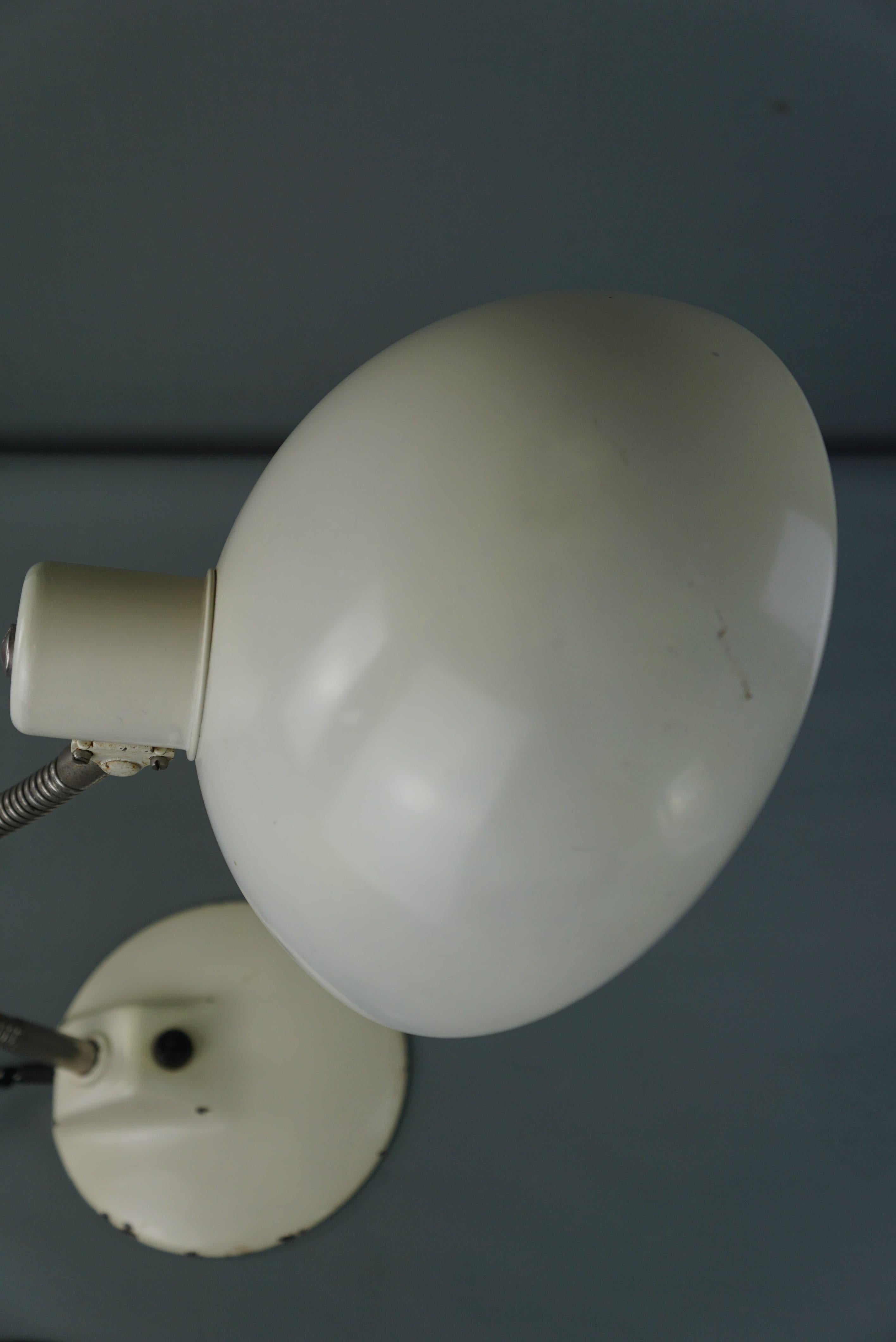 Belle lampe de bureau vintage en métal blanc de style Bauhaus des années 1960 en vente 1
