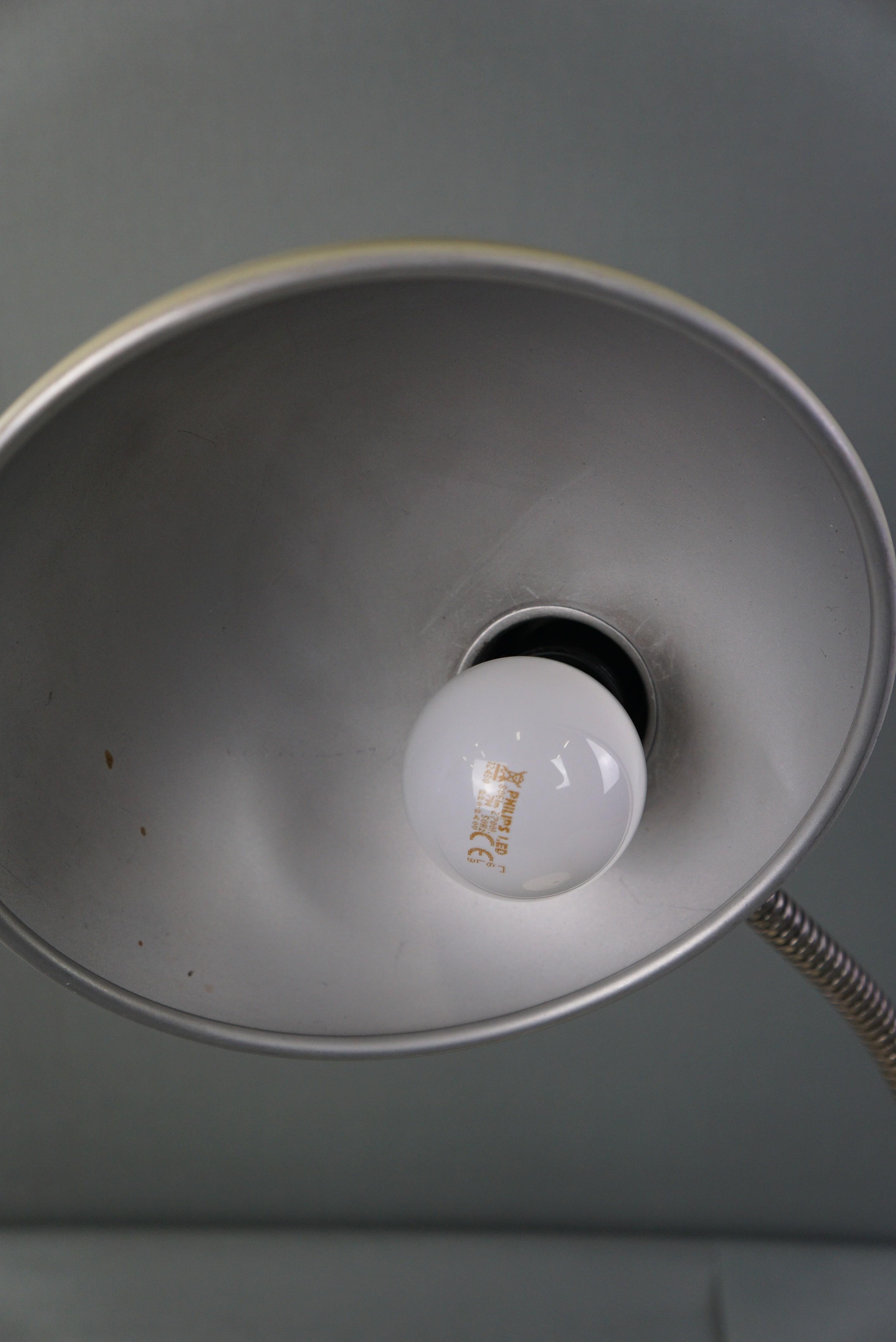 Belle lampe de bureau vintage en métal blanc de style Bauhaus des années 1960 en vente 4