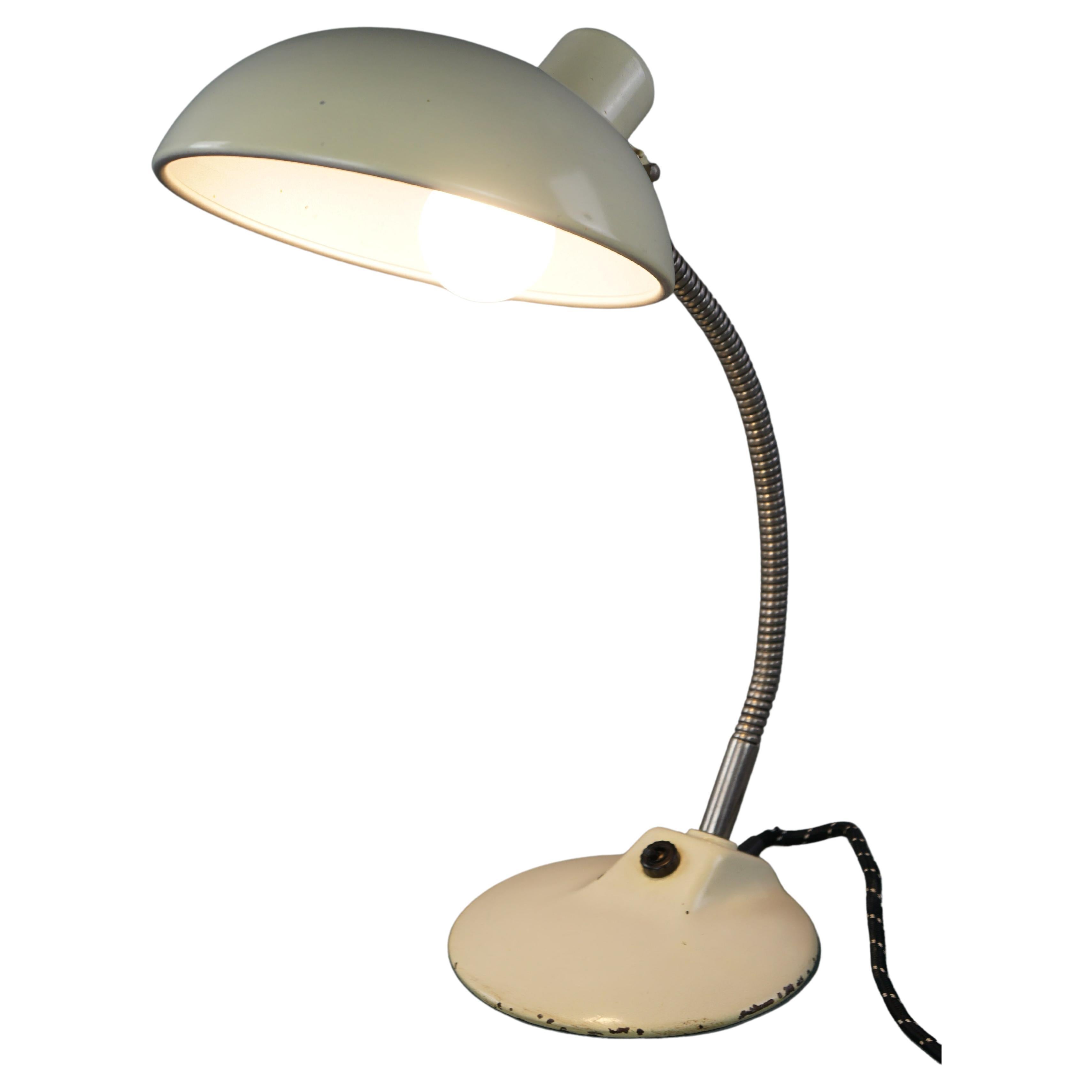 Belle lampe de bureau vintage en métal blanc de style Bauhaus des années 1960 en vente