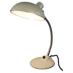 Belle lampe de bureau vintage en métal blanc de style Bauhaus des années 1960