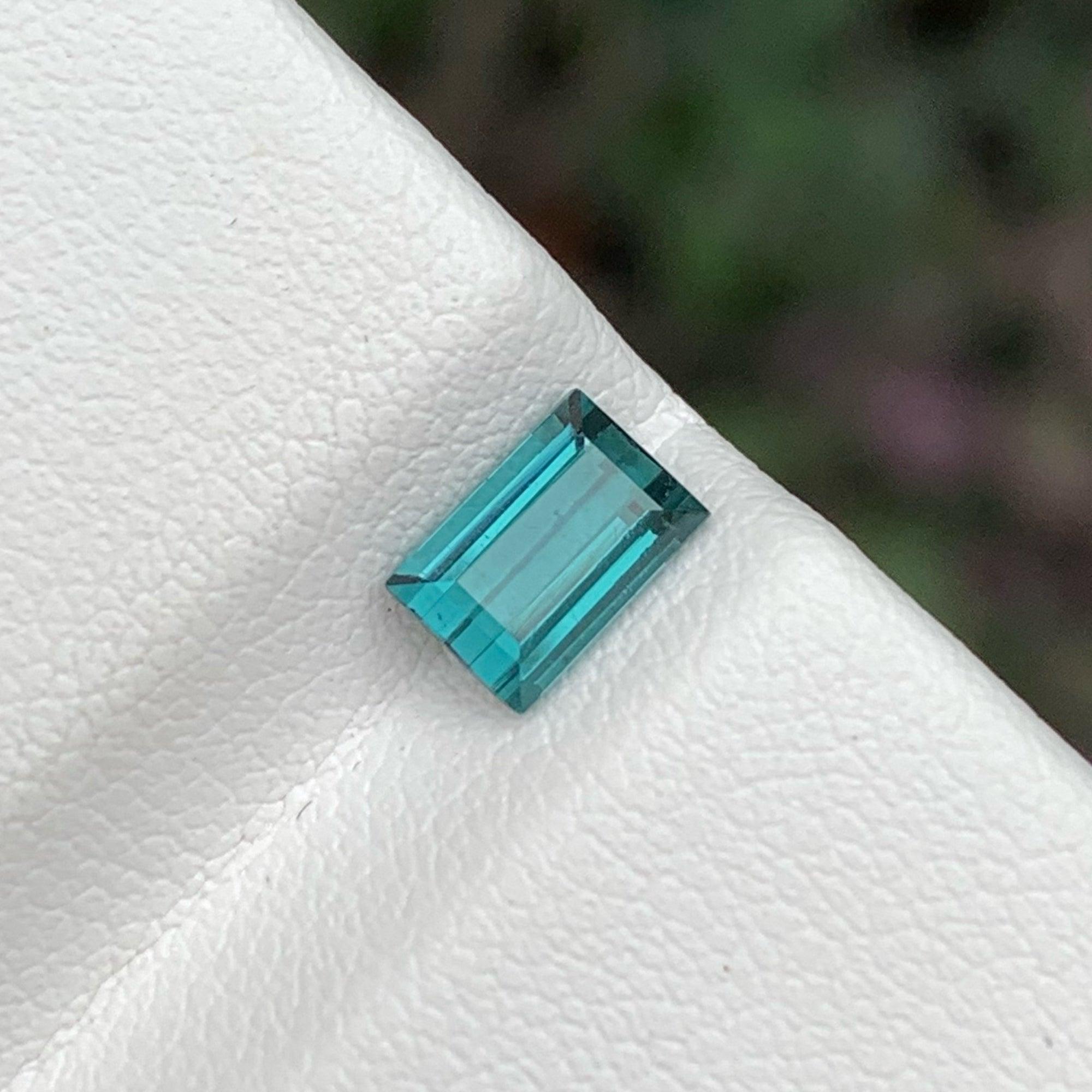 Taille baguette Tourmaline joliment bleue de 0,95 carat, pierre prcieuse non utilise pour la fabrication de bijoux en vente