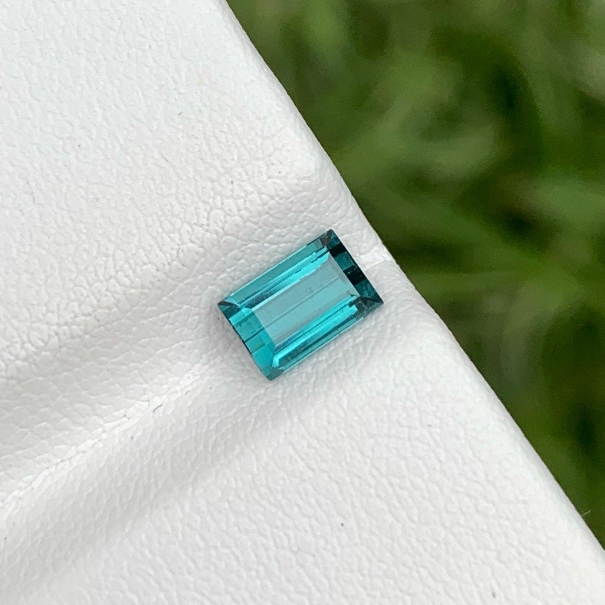 Nicely Blue Tourmaline Loose Gemstone 0.95 Carats Tourmaline for Making Jewelry  In New Condition For Sale In Bangkok, TH