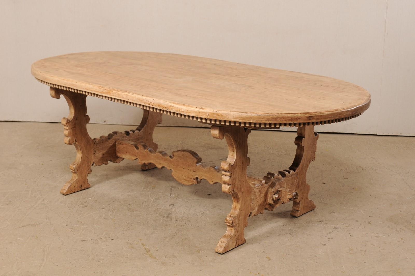 Bois 7 Ft. Longue table de salle à manger ovale à tréteaux en bois blanchi avec de belles sculptures et garnitures  en vente