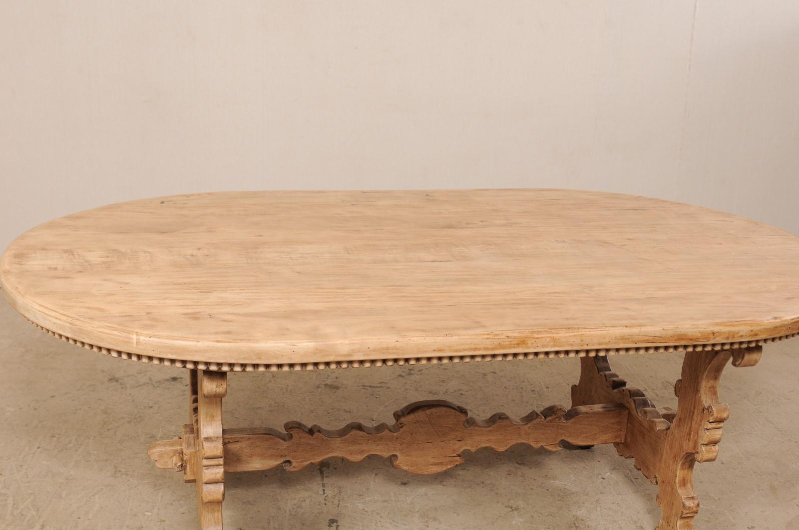 7 Ft. Longue table de salle à manger ovale à tréteaux en bois blanchi avec de belles sculptures et garnitures  en vente 1