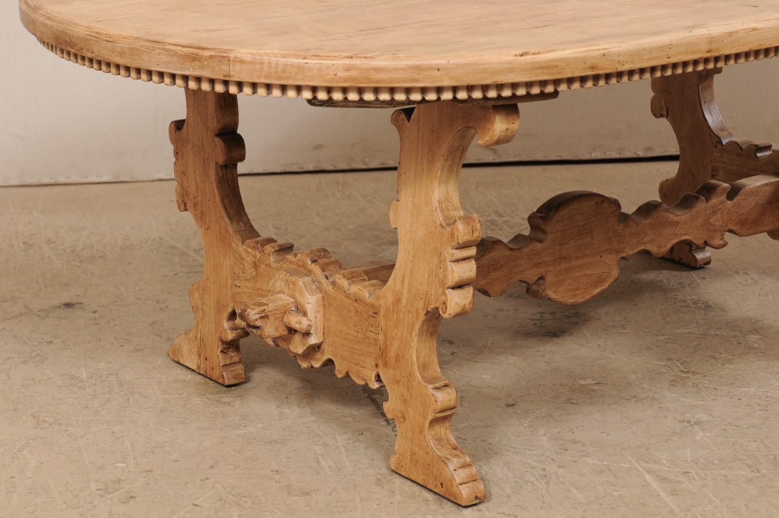 Américain 7 Ft. Longue table de salle à manger ovale à tréteaux en bois blanchi avec de belles sculptures et garnitures  en vente