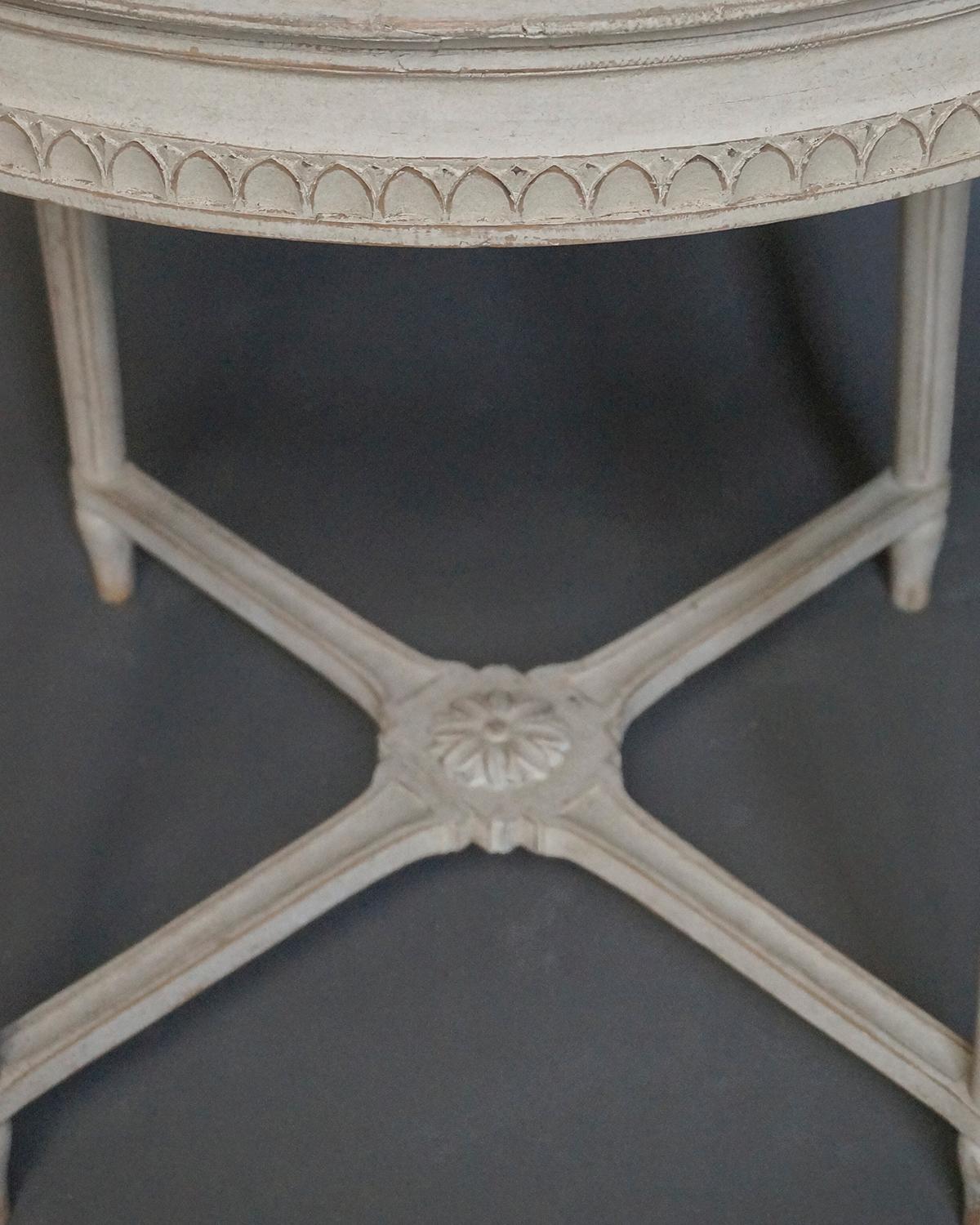 Nicely Carved Gustavian Style Round Table In Good Condition In Great Barrington, MA