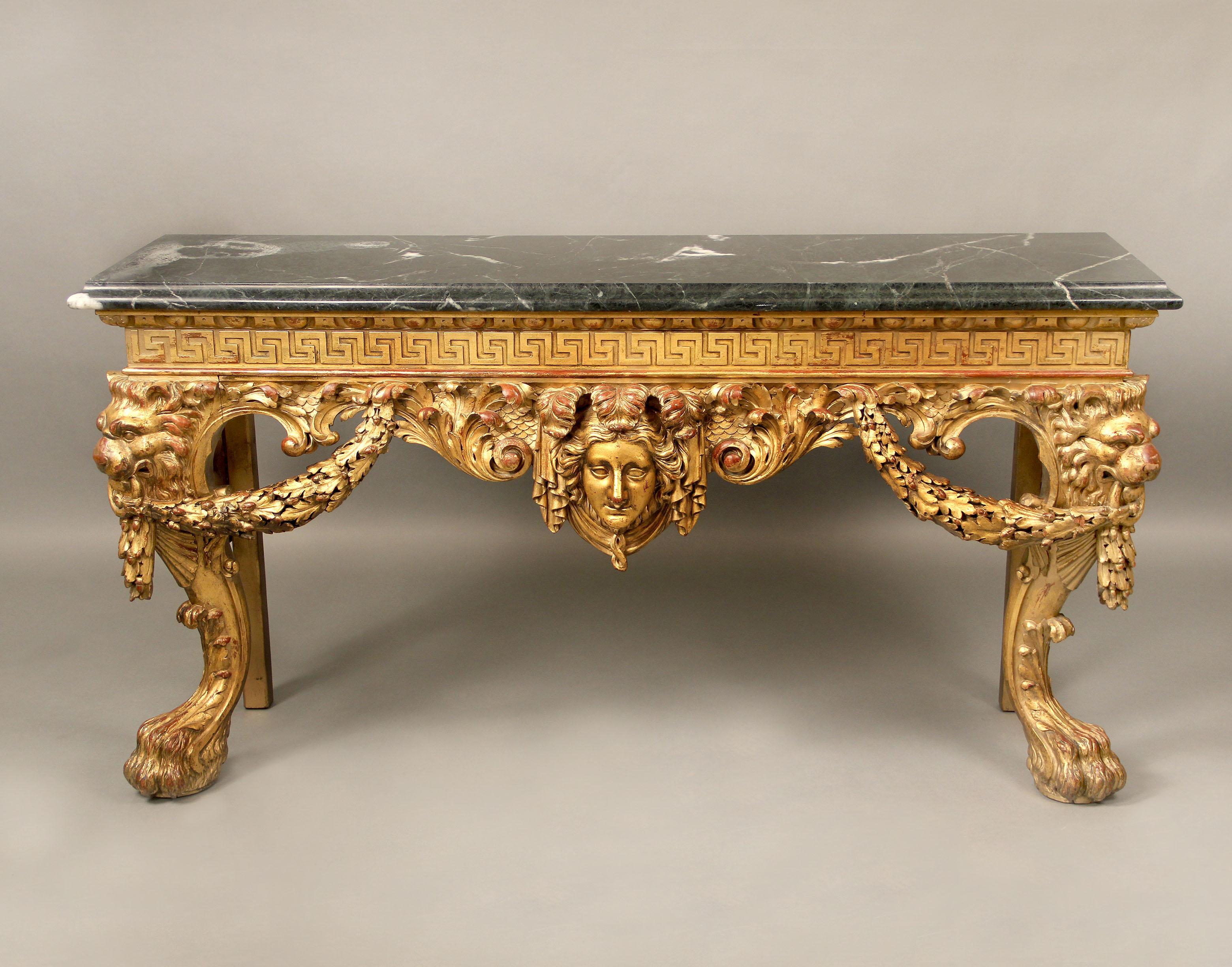 Eine schön geschnitzte englische Konsole aus Giltwood aus dem späten 19.

Eine grüne Marmorplatte über einem geschnitzten Fries, die gestaltete Konsole mit einer weiblichen Maske mit Vorhängen und Lorbeerranken in der Mitte, die Beine mit grimmigen