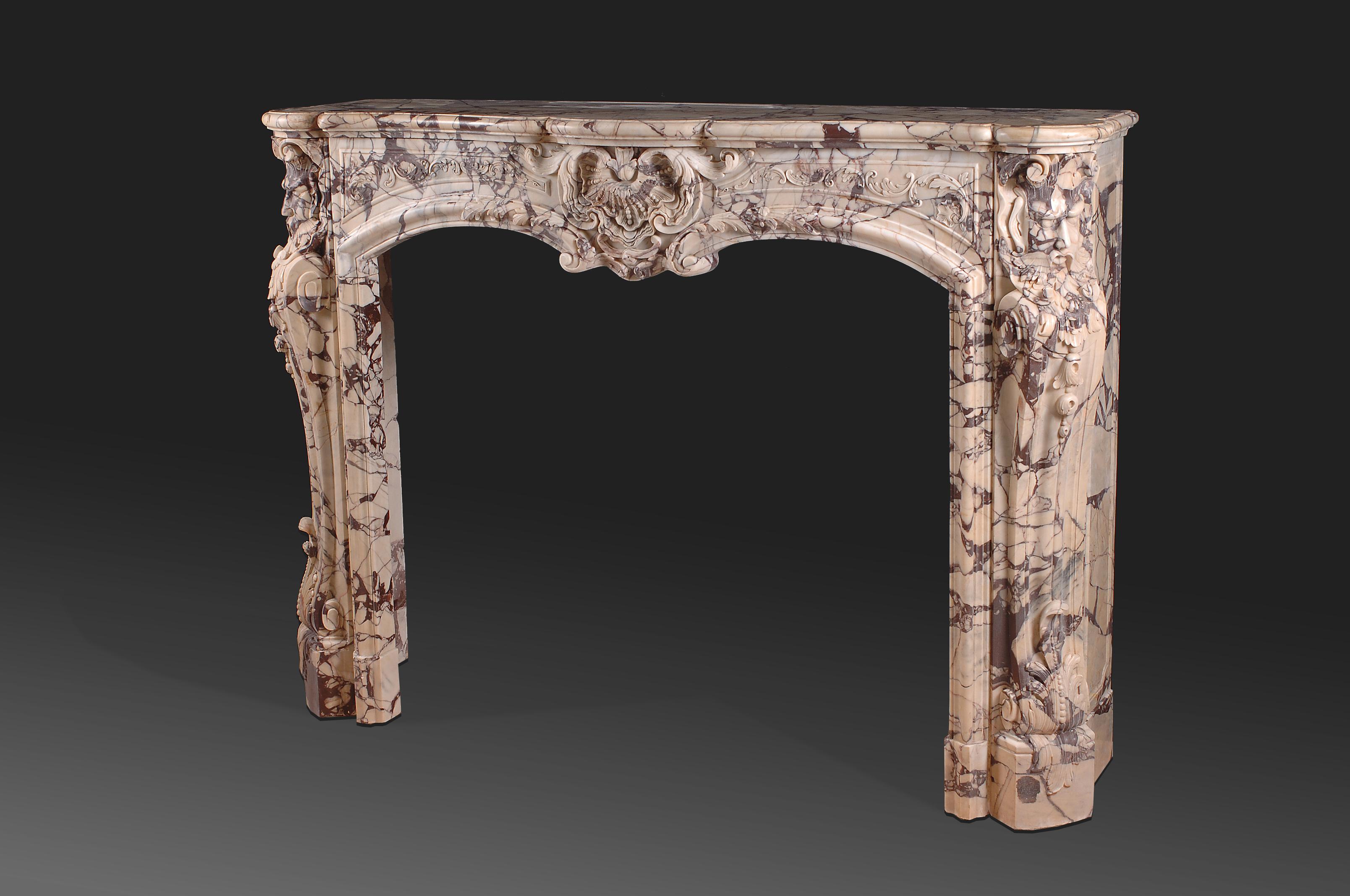 Nicely carved Louis XV 19th style marble fireplace reproduction In Good Condition For Sale In Brussel, BE