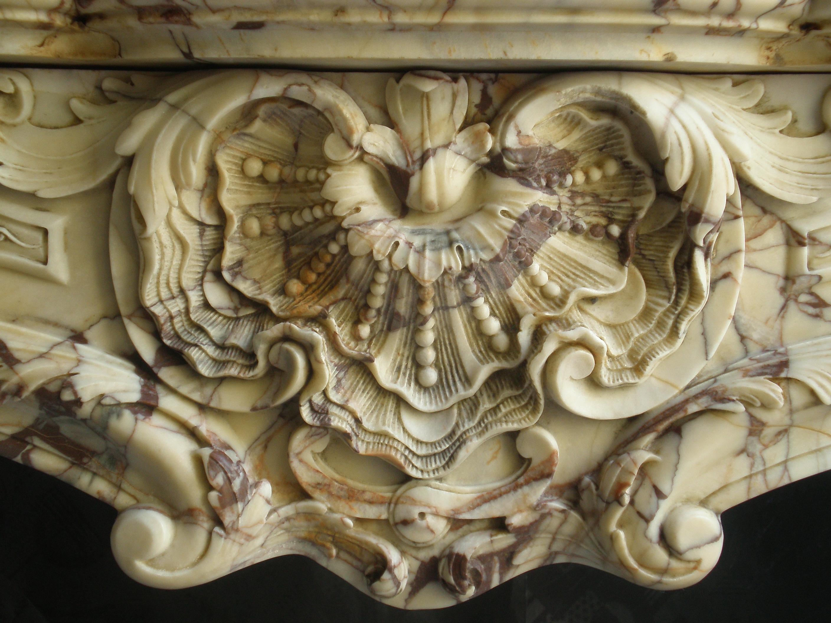 Schön geschnitzte Marmorkaminreproduktion im Louis-XV-Stil des 19. Jahrhunderts im Zustand „Gut“ im Angebot in Brussel, BE