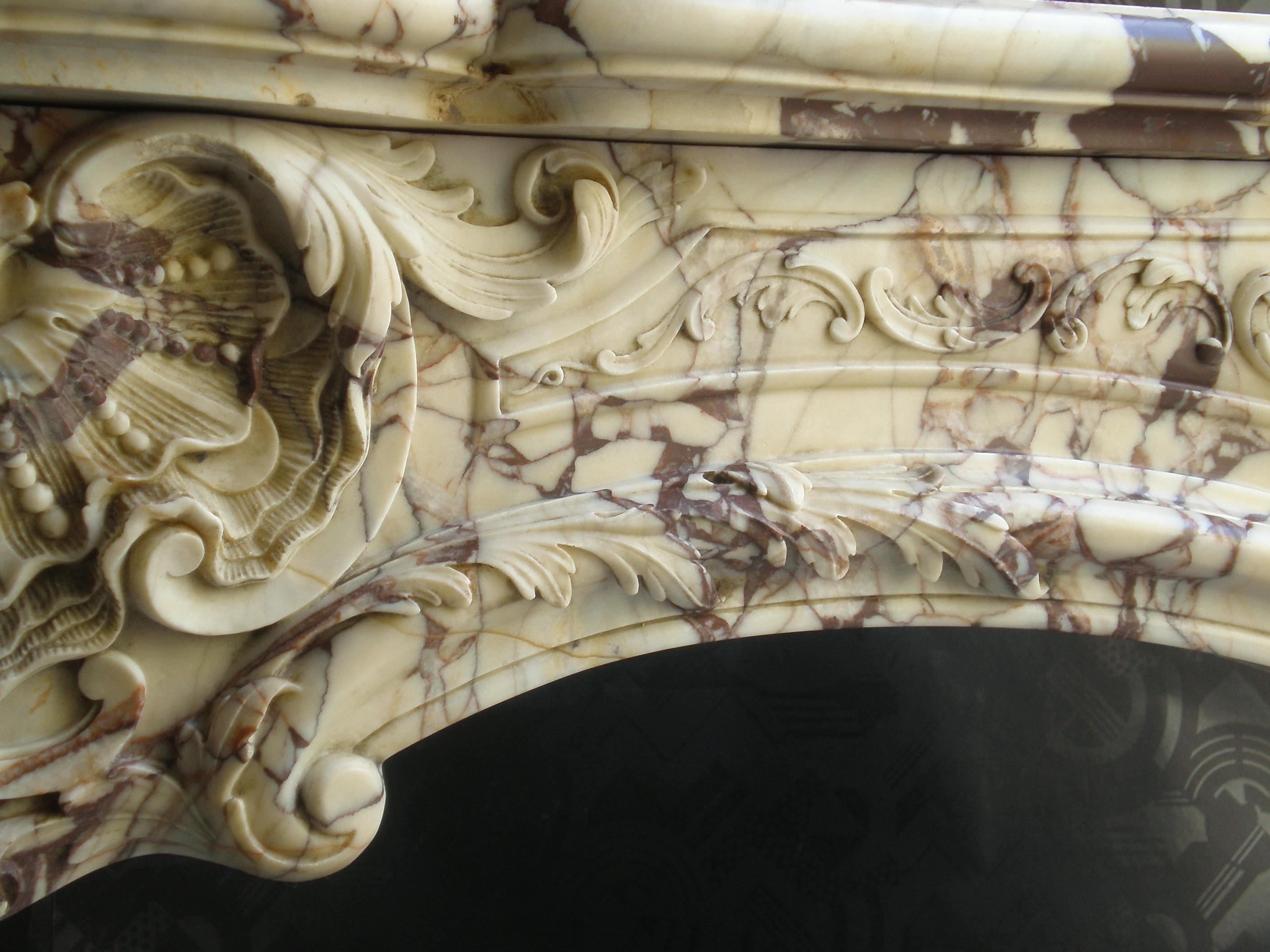 Marbre Belle reproduction de cheminée en marbre de style Louis XV du 19e siècle en vente