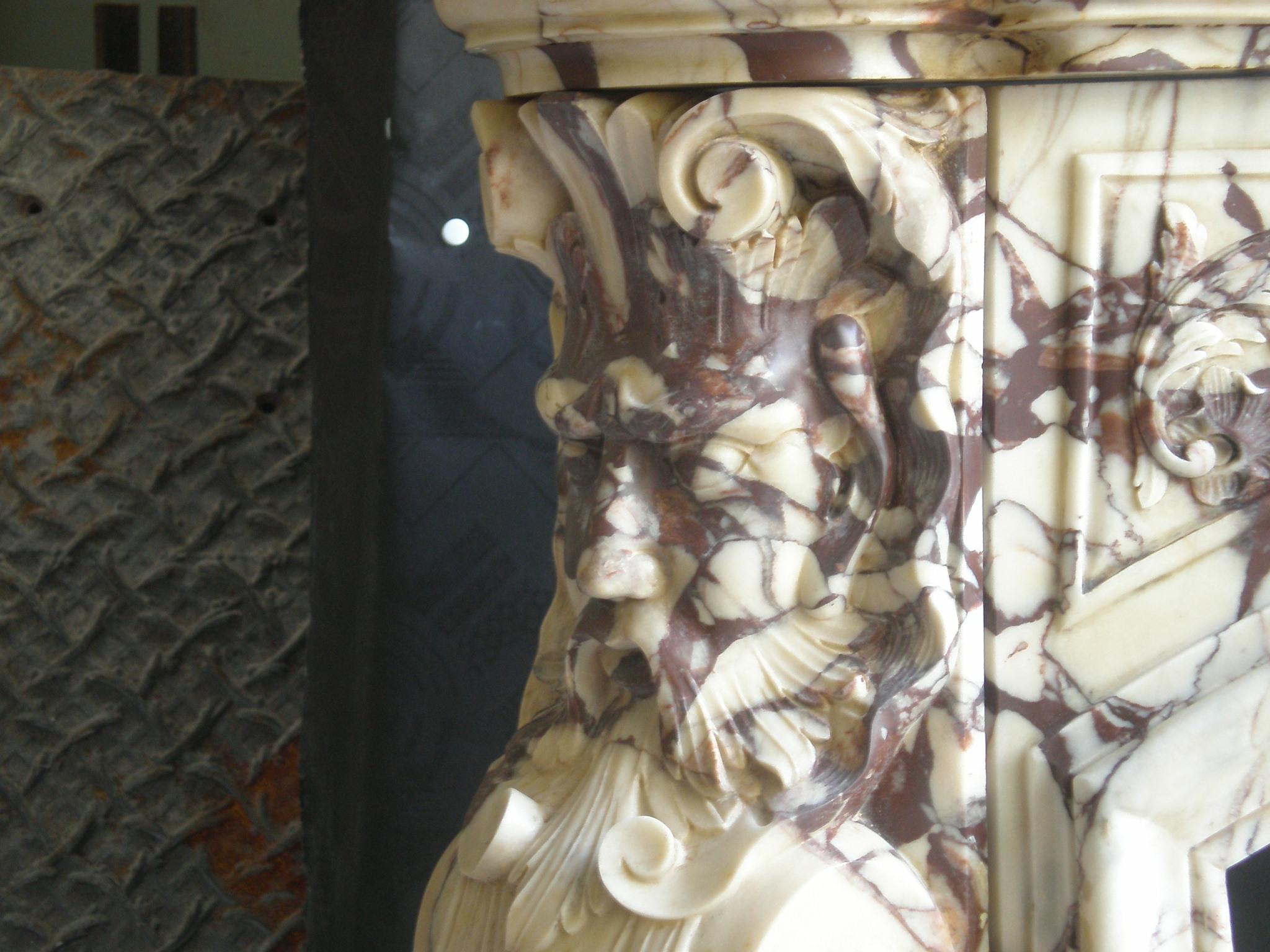 Belle reproduction de cheminée en marbre de style Louis XV du 19e siècle en vente 1