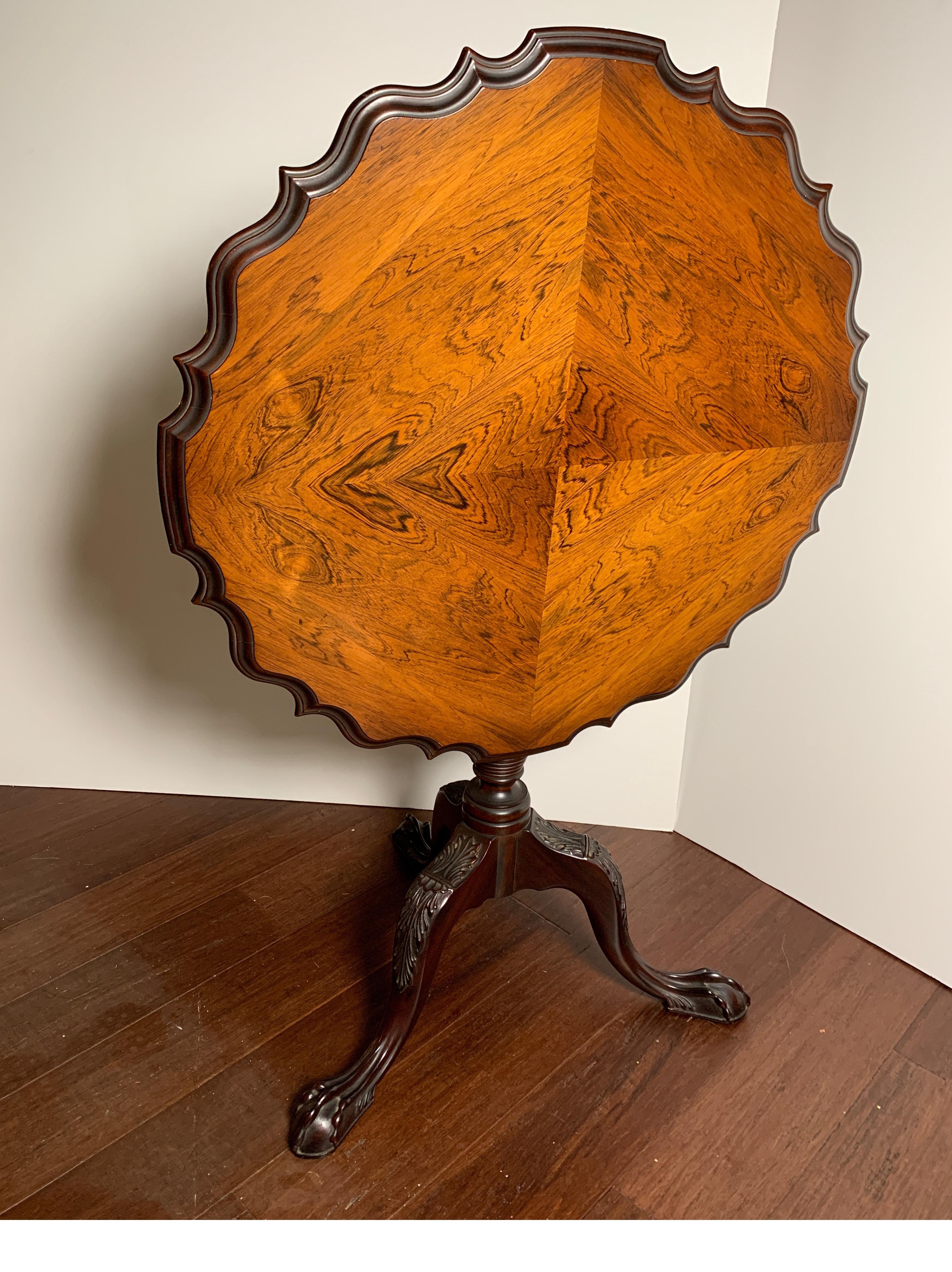 Américain Table à plateau basculant en bois joliment sculpté:: acajou avec plateau en bois de rose en vente